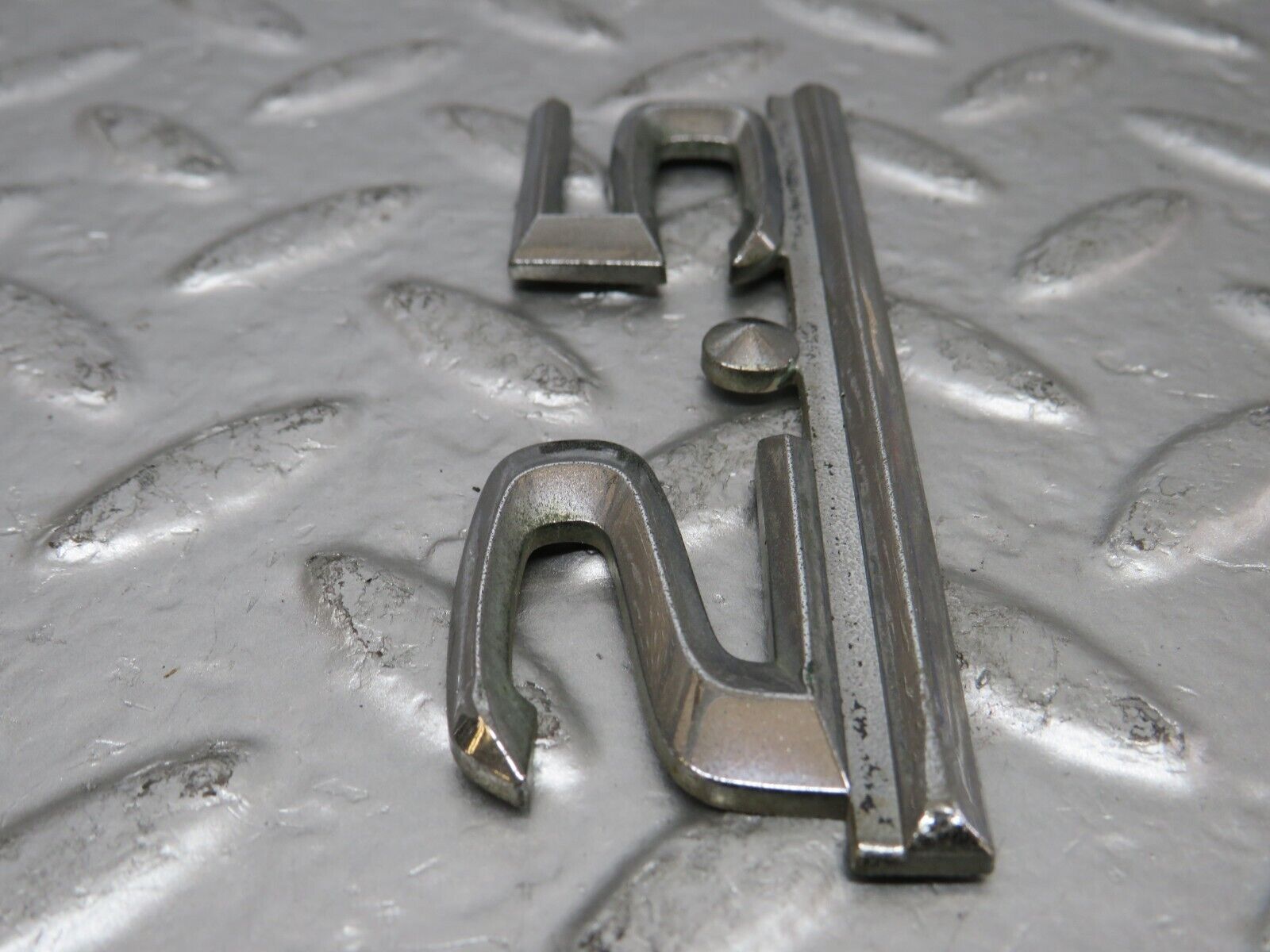 25200 Mercedes-Benz W201 190D Trunk Badge 2.5 Emblem