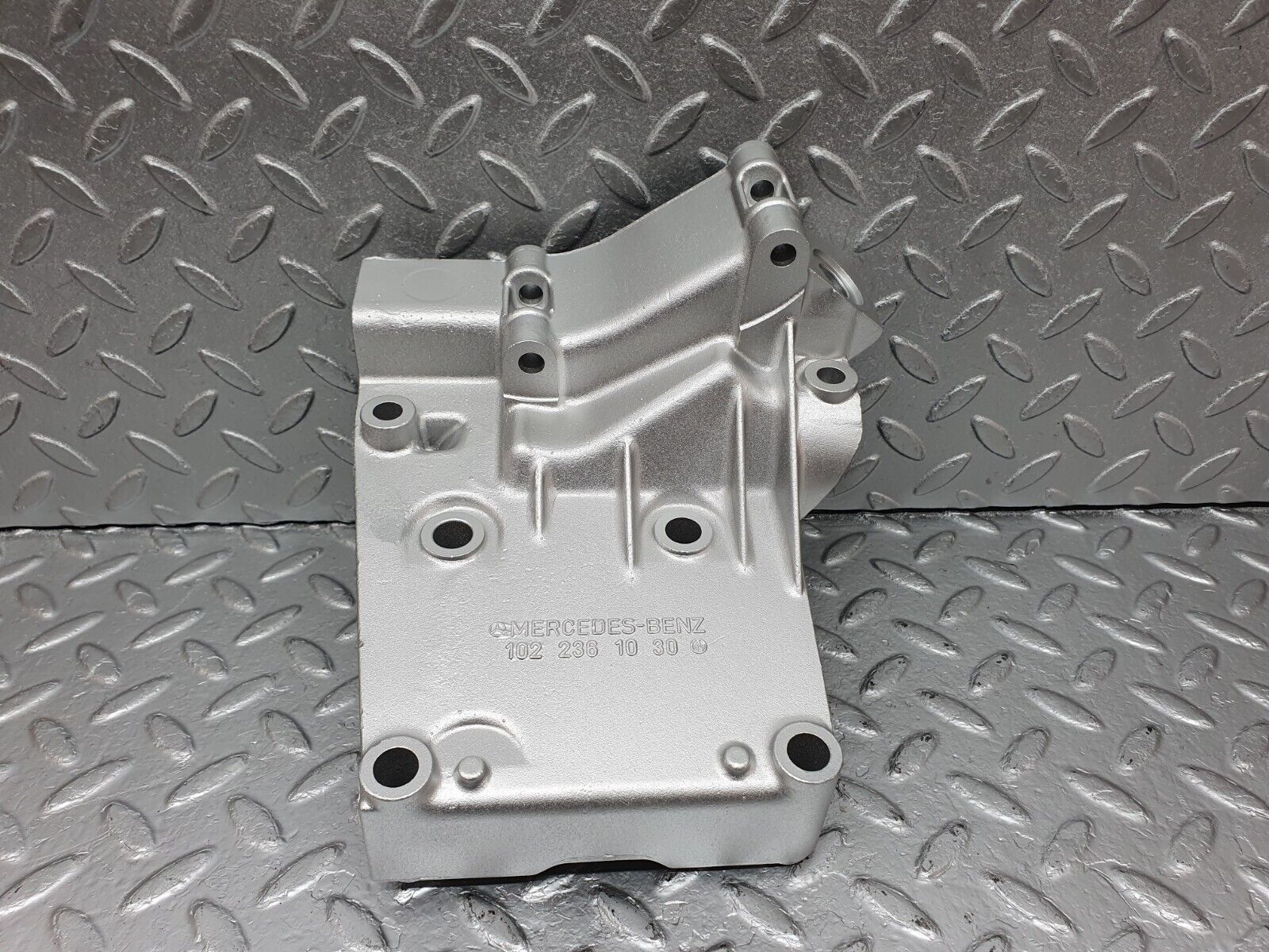 41431 Mercedes-Benz W124 200E Power Steering Pump Bracket 1022361030