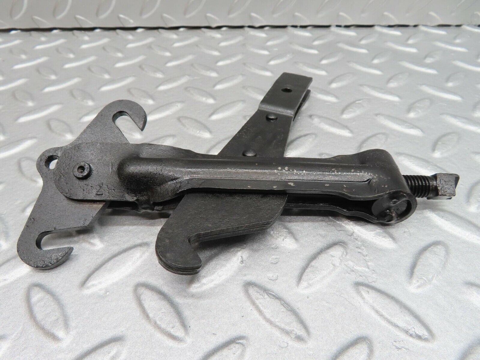 15978 Mercedes-Benz W123 280E Handbrake Regulator