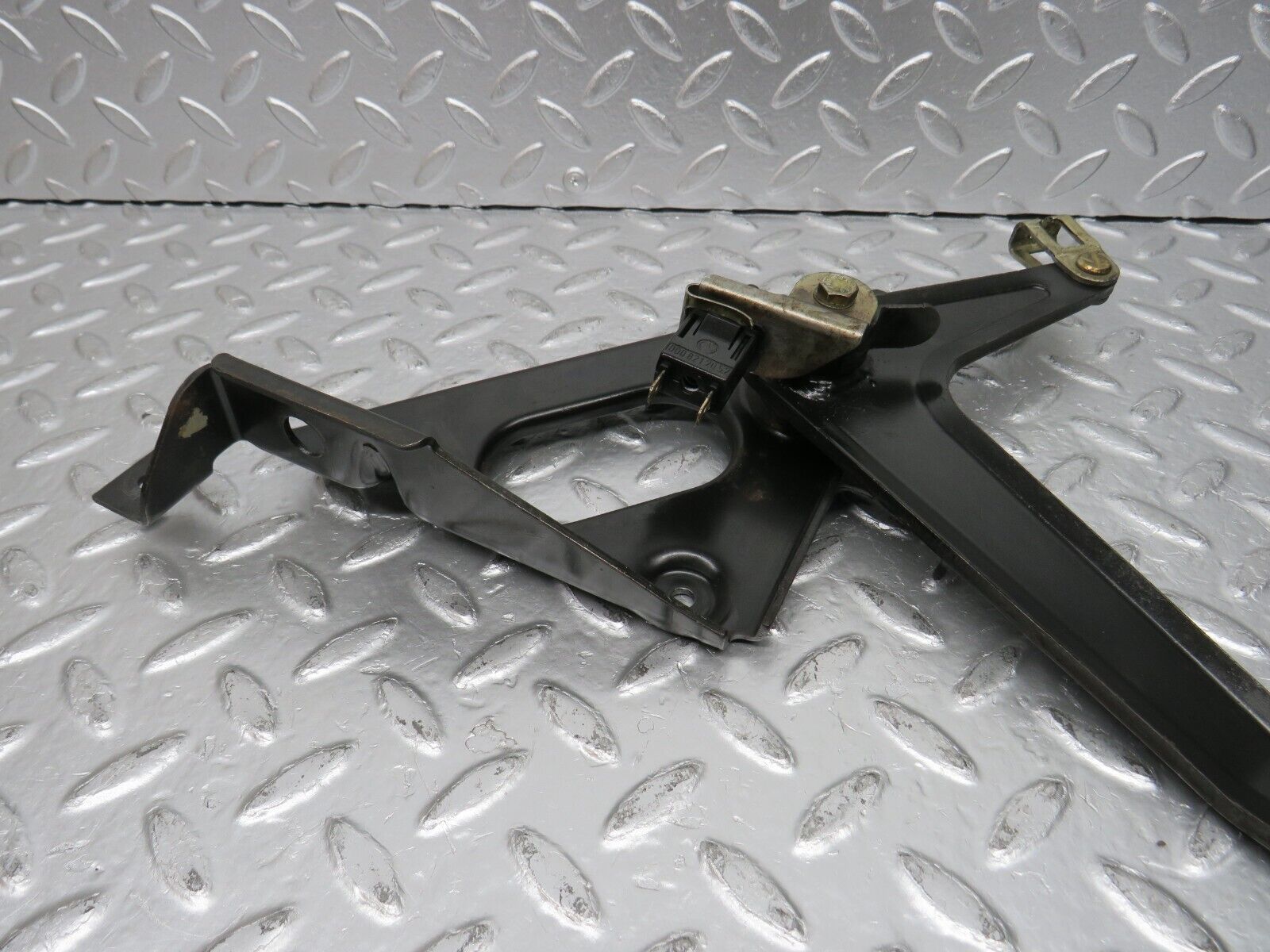 31101 Mercedes-Benz W123 200D Handbrake Regulator