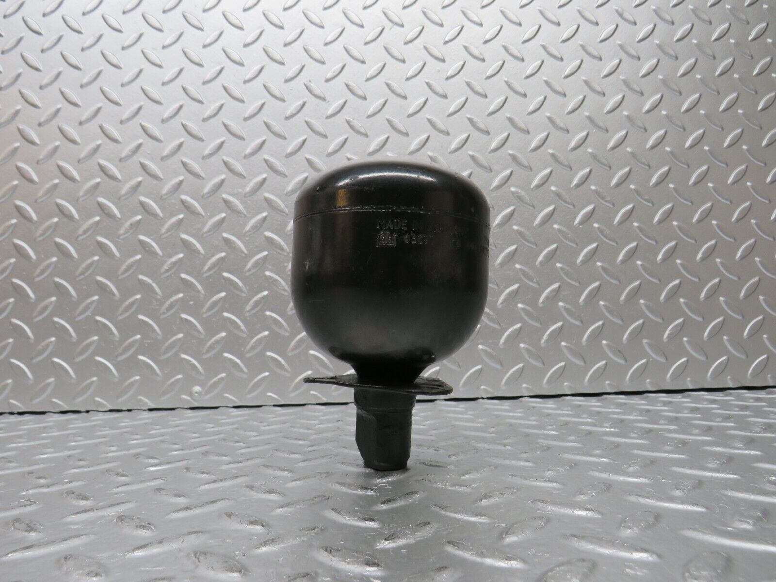 31549 Mercedes-Benz S124 220TE Wagon Rear Suspension Sphere 0037801723