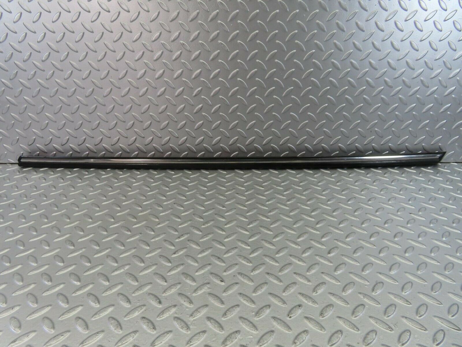 10238 Mercedes-Benz W116 Front Right Door Centre Moulding Trim