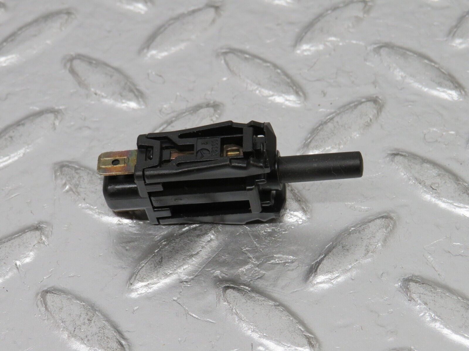 0587 Mercedes-Benz W123 230E Door Contact Switch 0015458714