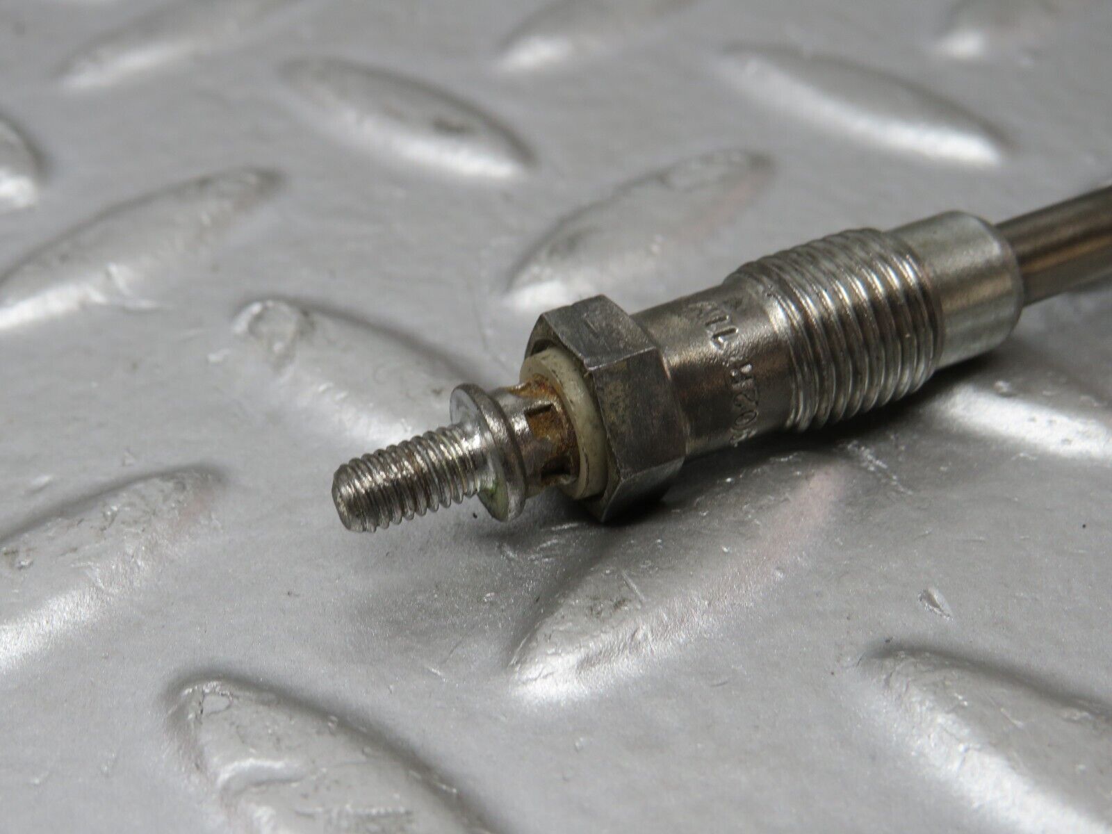 32898 Mercedes-Benz W123 300D Glow Plug Bosch Y-902R 046