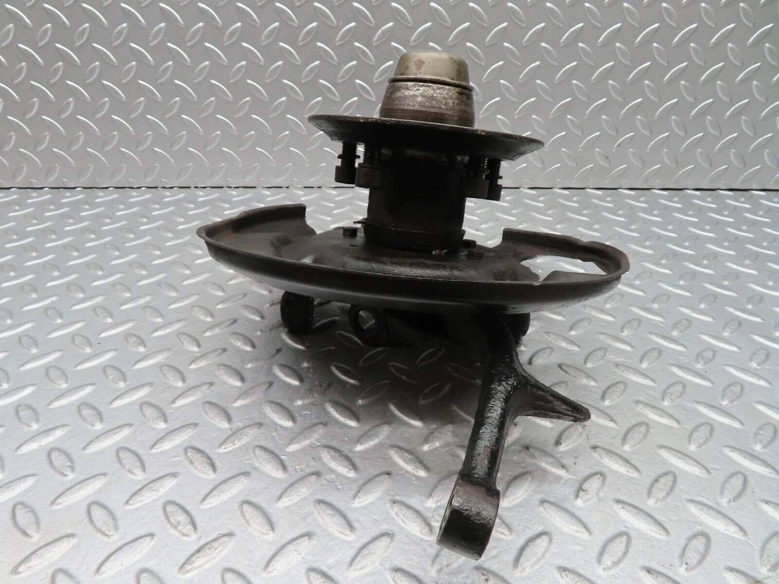 14171 Mercedes-Benz C107 280SLC Wheel Hub Front Right