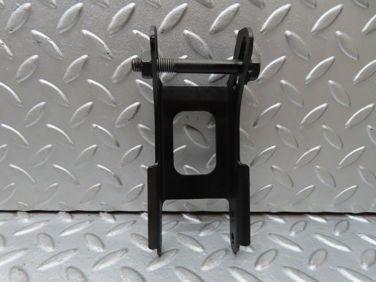 17797 Mercedes-Benz W116 450SEL Alternator Generator Bracket