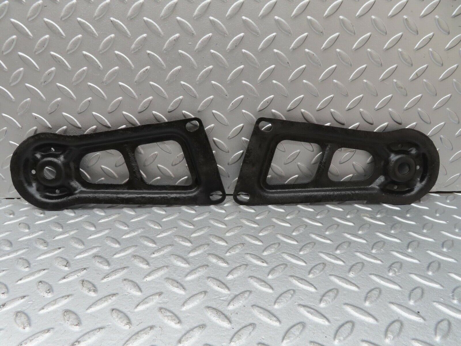 13633 Mercedes-Benz W123 200 Rear Suspension Axle Mounting Bracket