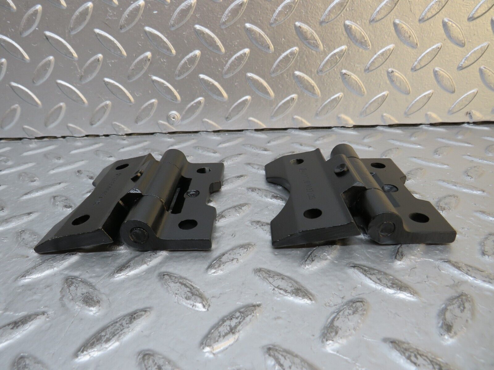 29922 Mercedes-Benz W123 230E Door Hinge Pair 1237200037