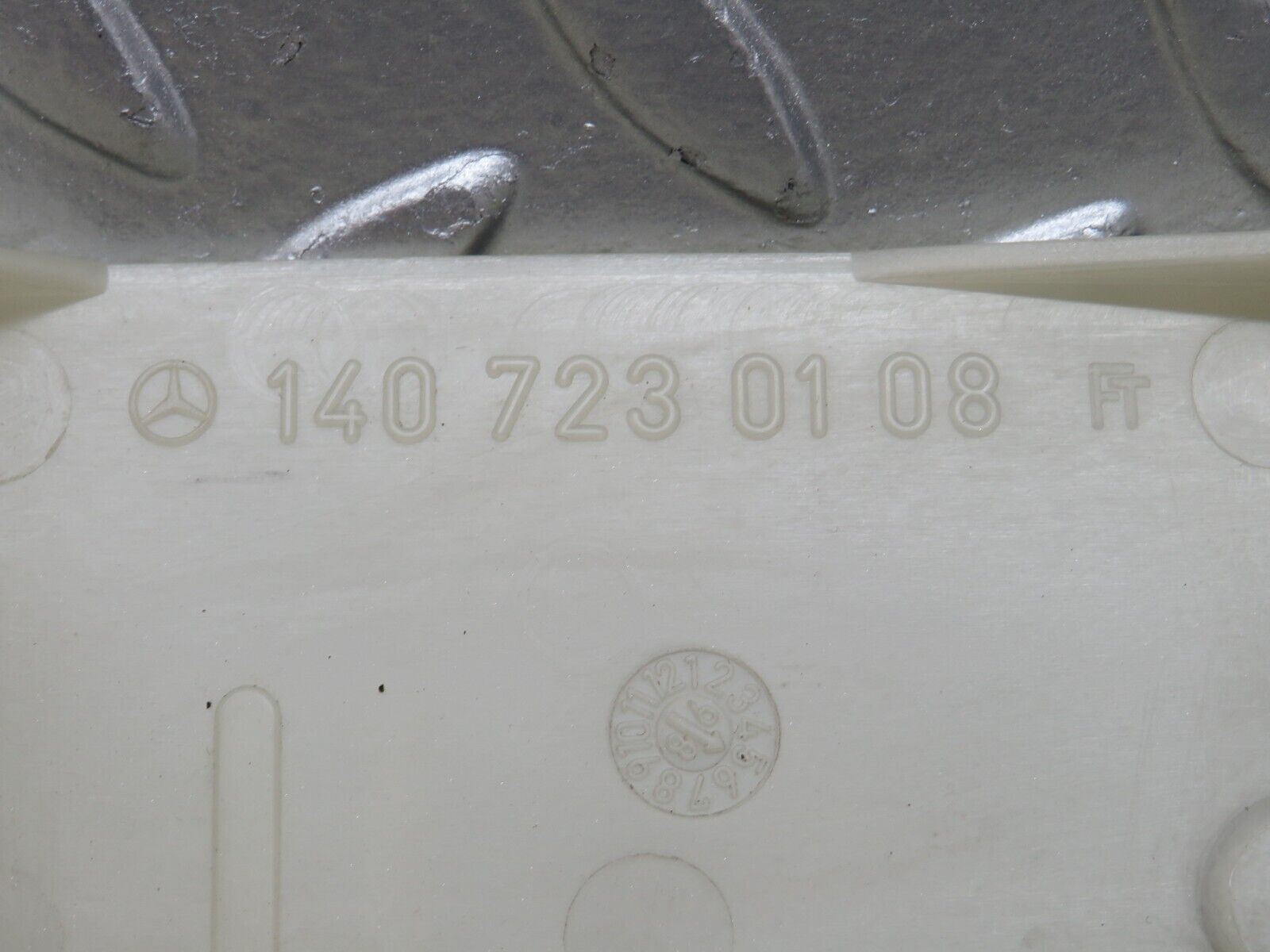 24998 Mercedes-Benz W140 S320 Door Lock Mechanism Cover 1407230108