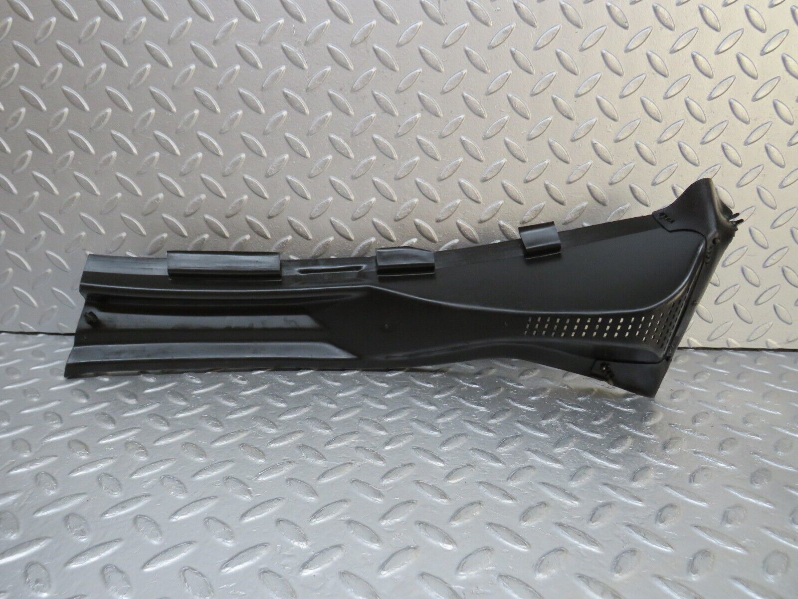 37031 Mercedes-Benz C126 420SEC Coupe Water Drain 1268300813 1268300713