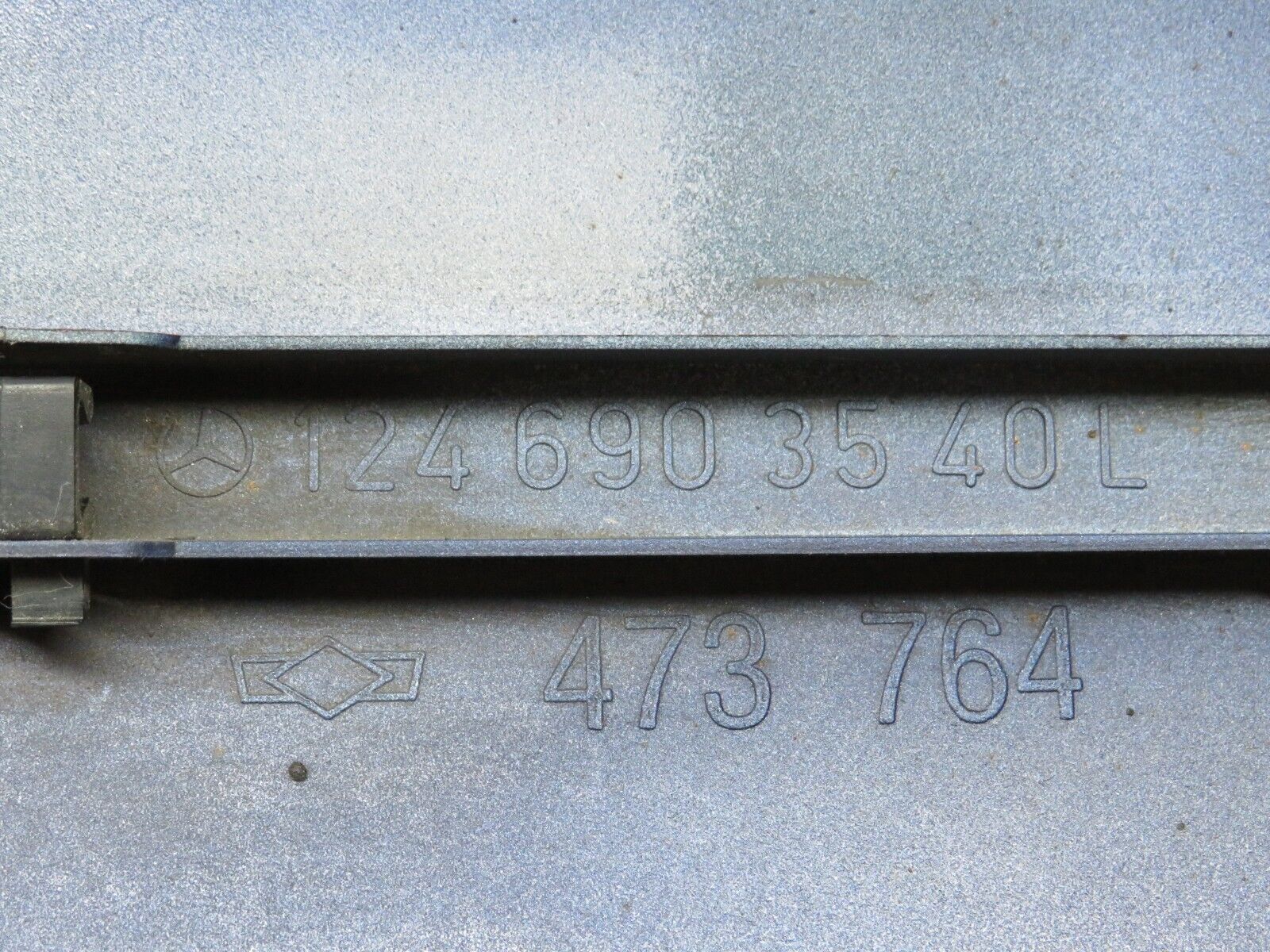 28980 Mercedes-Benz C124 320CE Front Left Fender Wing Moulding Trim 1246903540