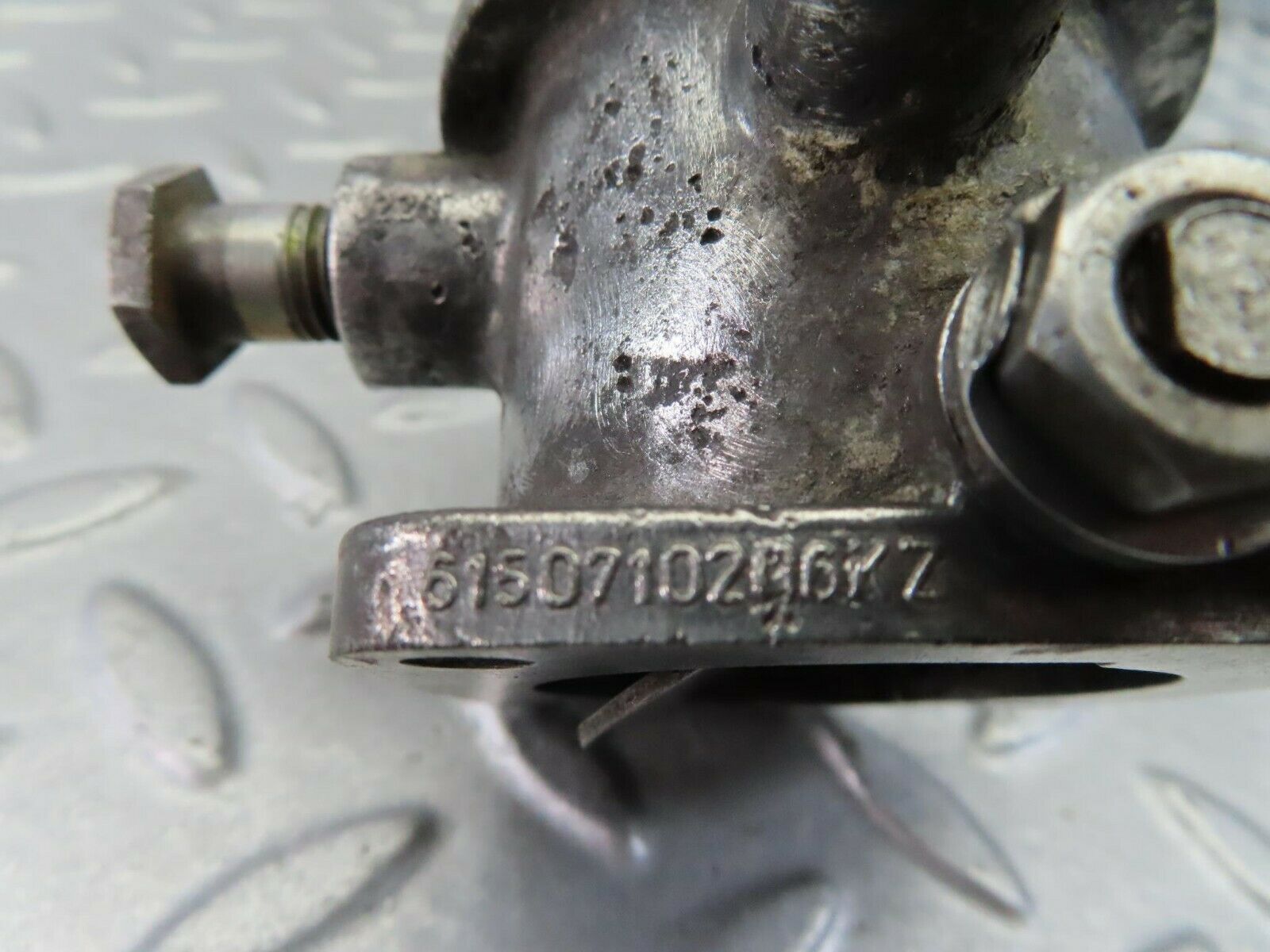 7970 Mercedes-Benz W115 220D Throttle Body 6150710206