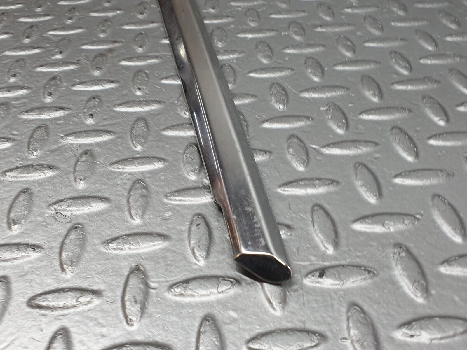 41190 Mercedes-Benz W126 300SE Front Left Door Chrome Moulding Trim