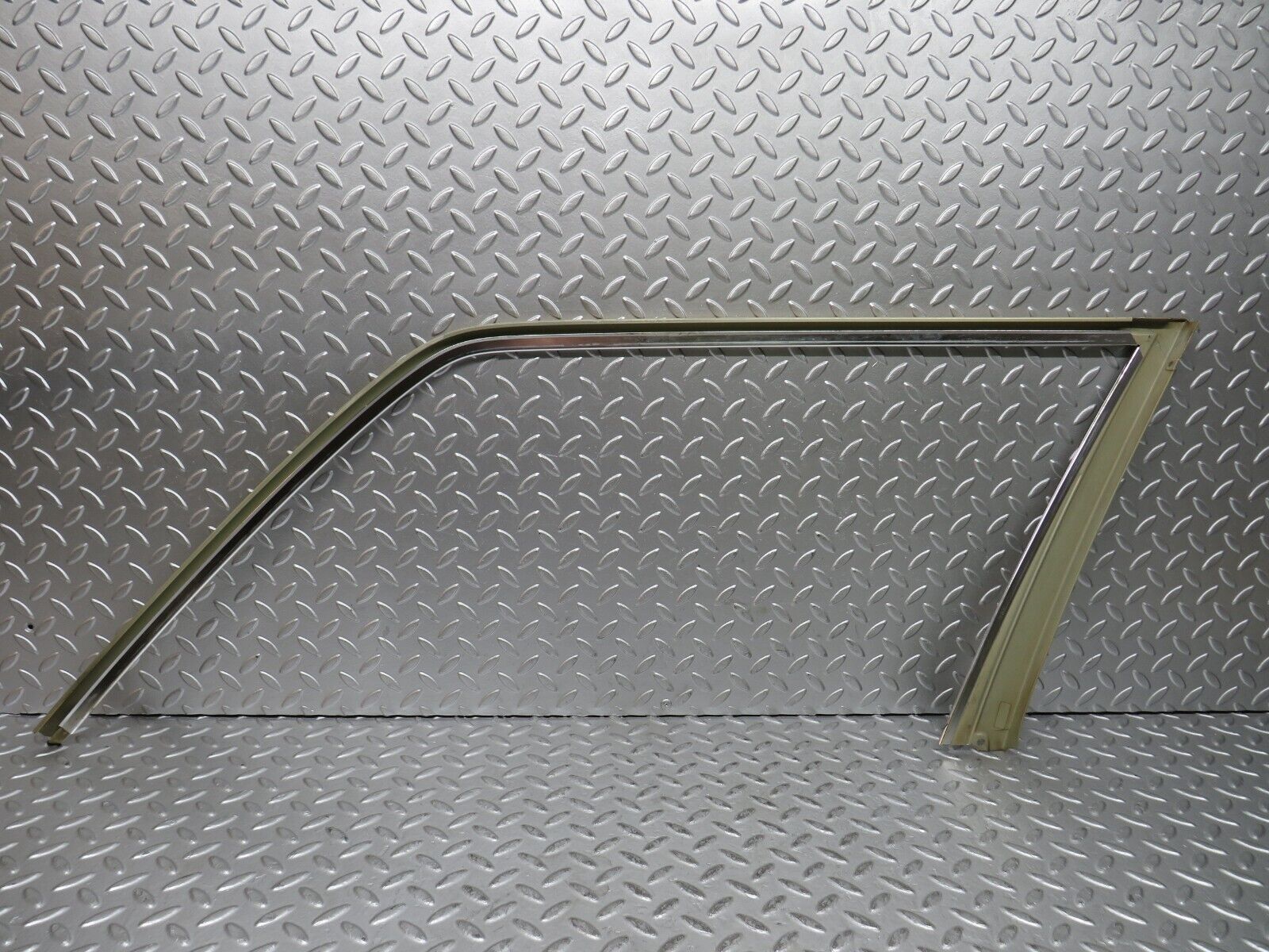 28464 Mercedes-Benz S123 240D Wagon Rear Right Exterior Frame Trim