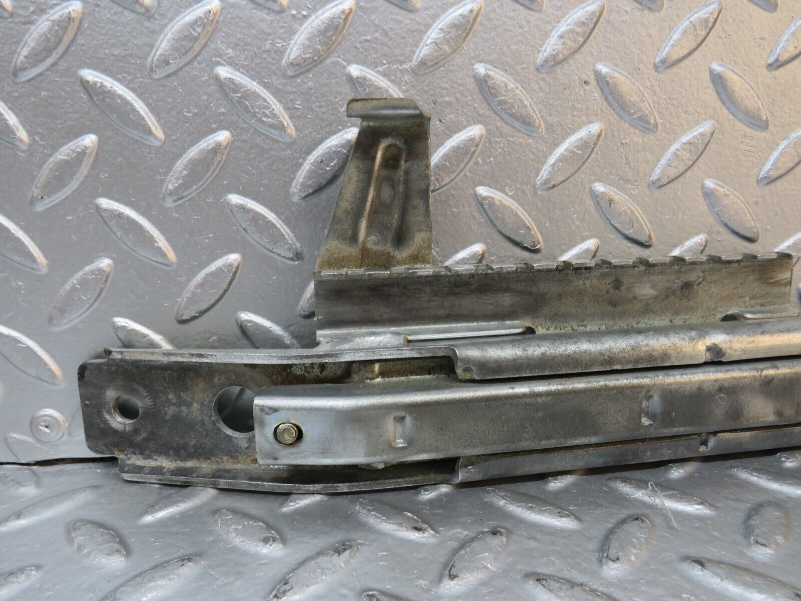 31173 Mercedes-Benz W123 230E Front Right Seat Rail