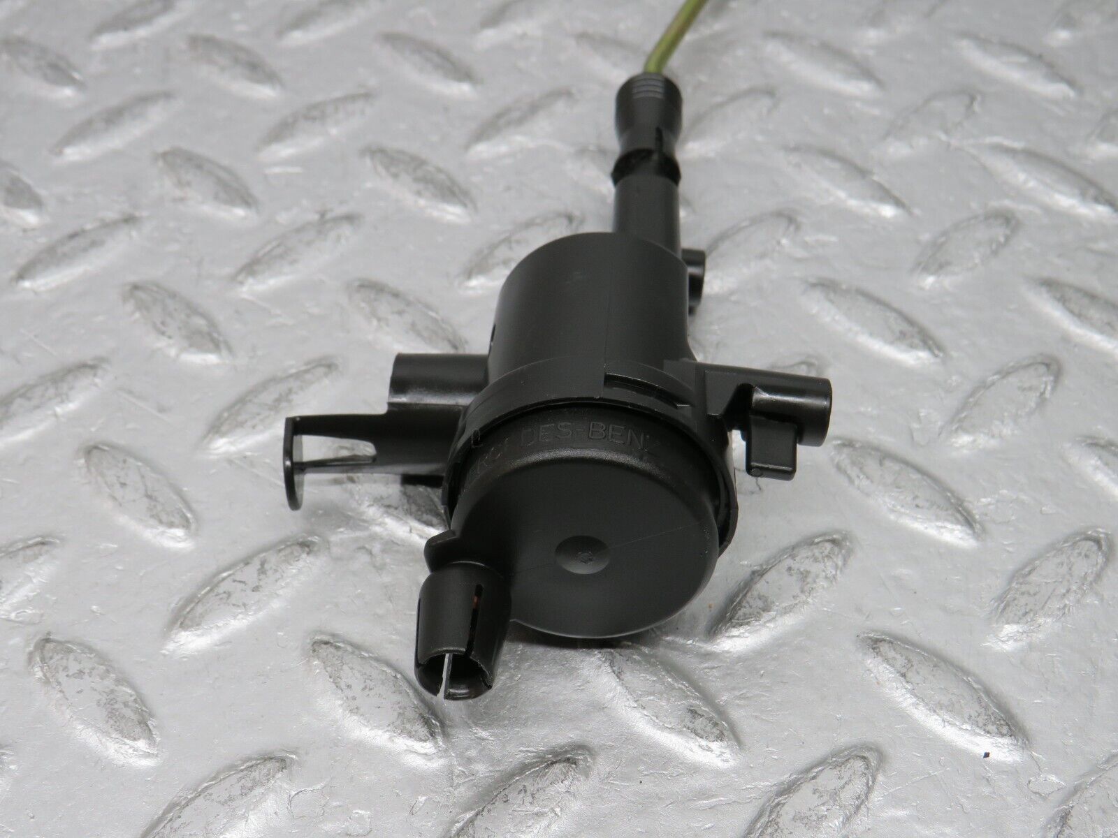 37773 Mercedes-Benz A124 320E Cabriolet Trunk Lock Vacuum Actuator