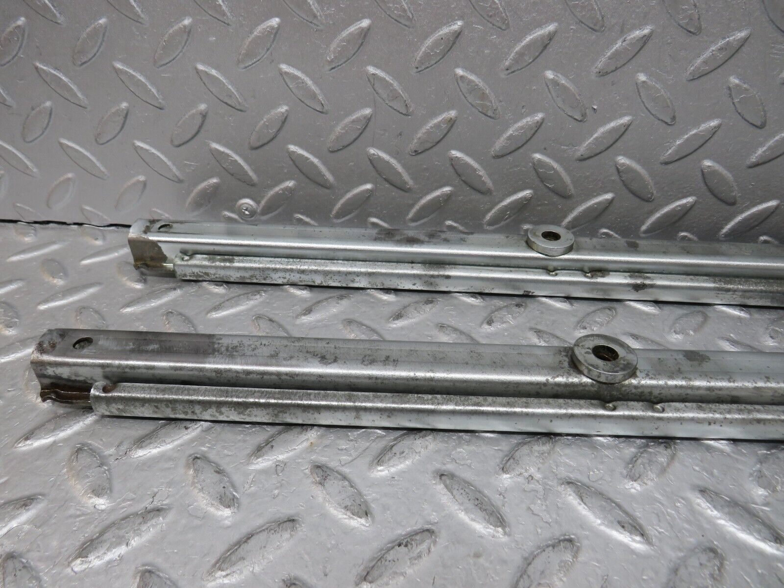 37082 Mercedes-Benz C126 420SEC Coupe Front Right Seat Rail Pair