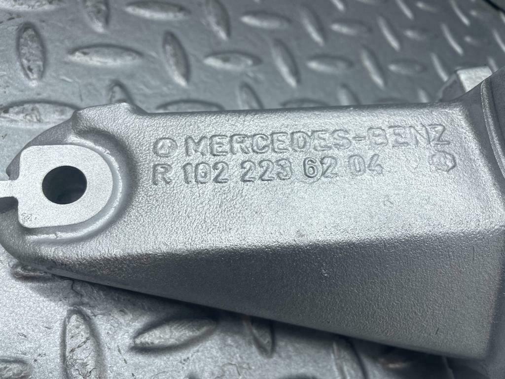 12440 Mercedes-Benz C123 230CE Coupe Engine Mount Bracket Right 1022236204