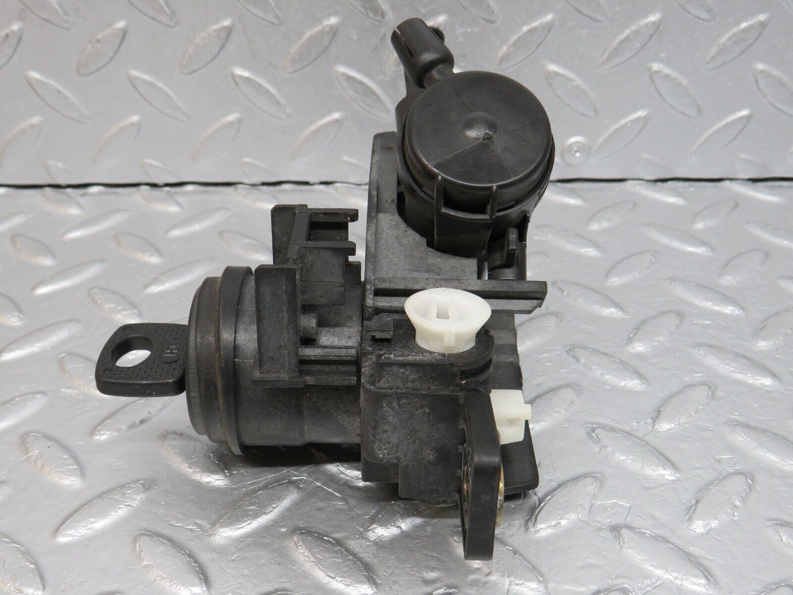 39772 Mercedes-Benz R129 320SL Coupe Trunk Lock With Key