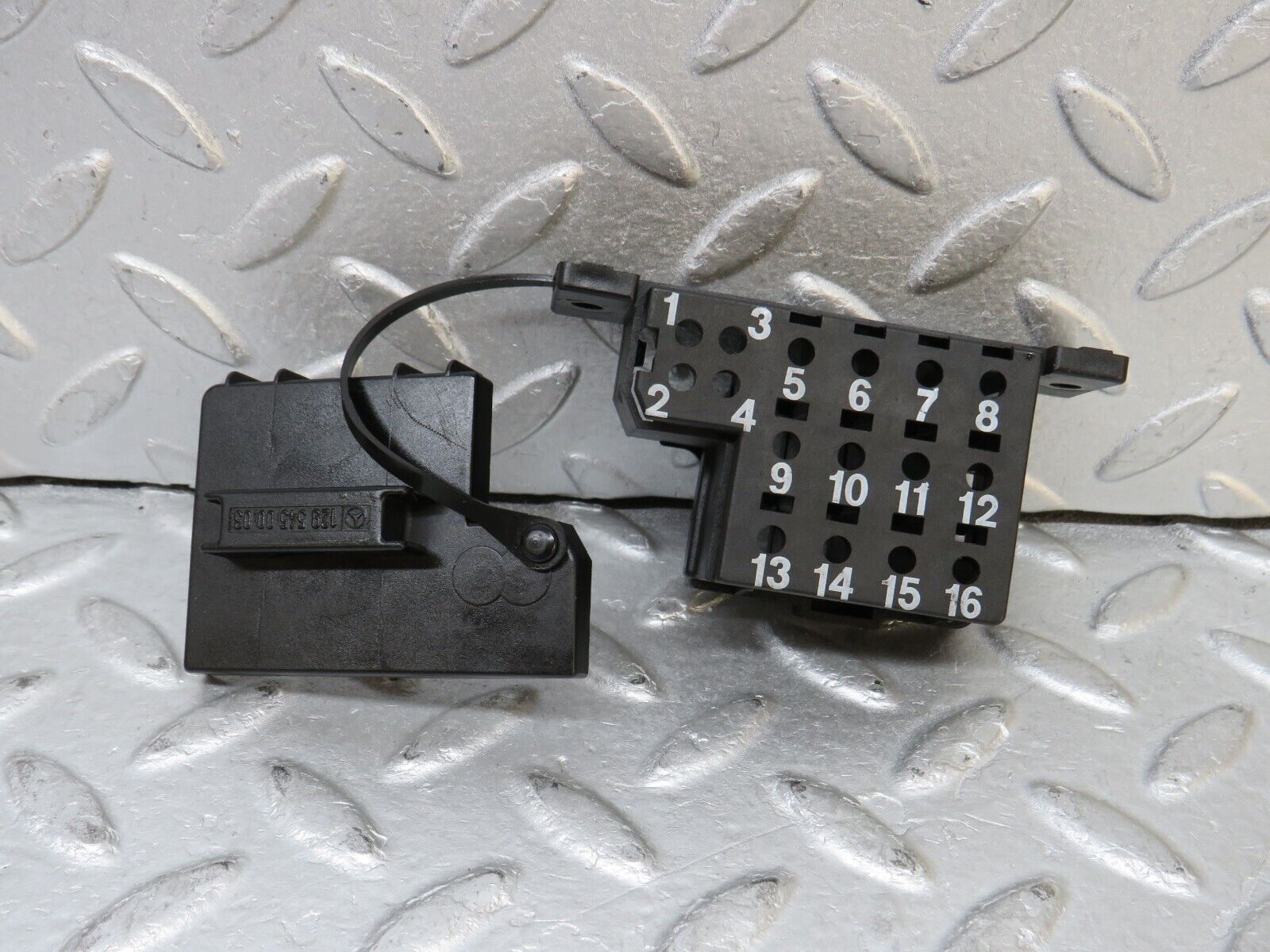 37917 Mercedes-Benz A124 320E Cabriolet Diagnostic Connector 1295455540 1295450003