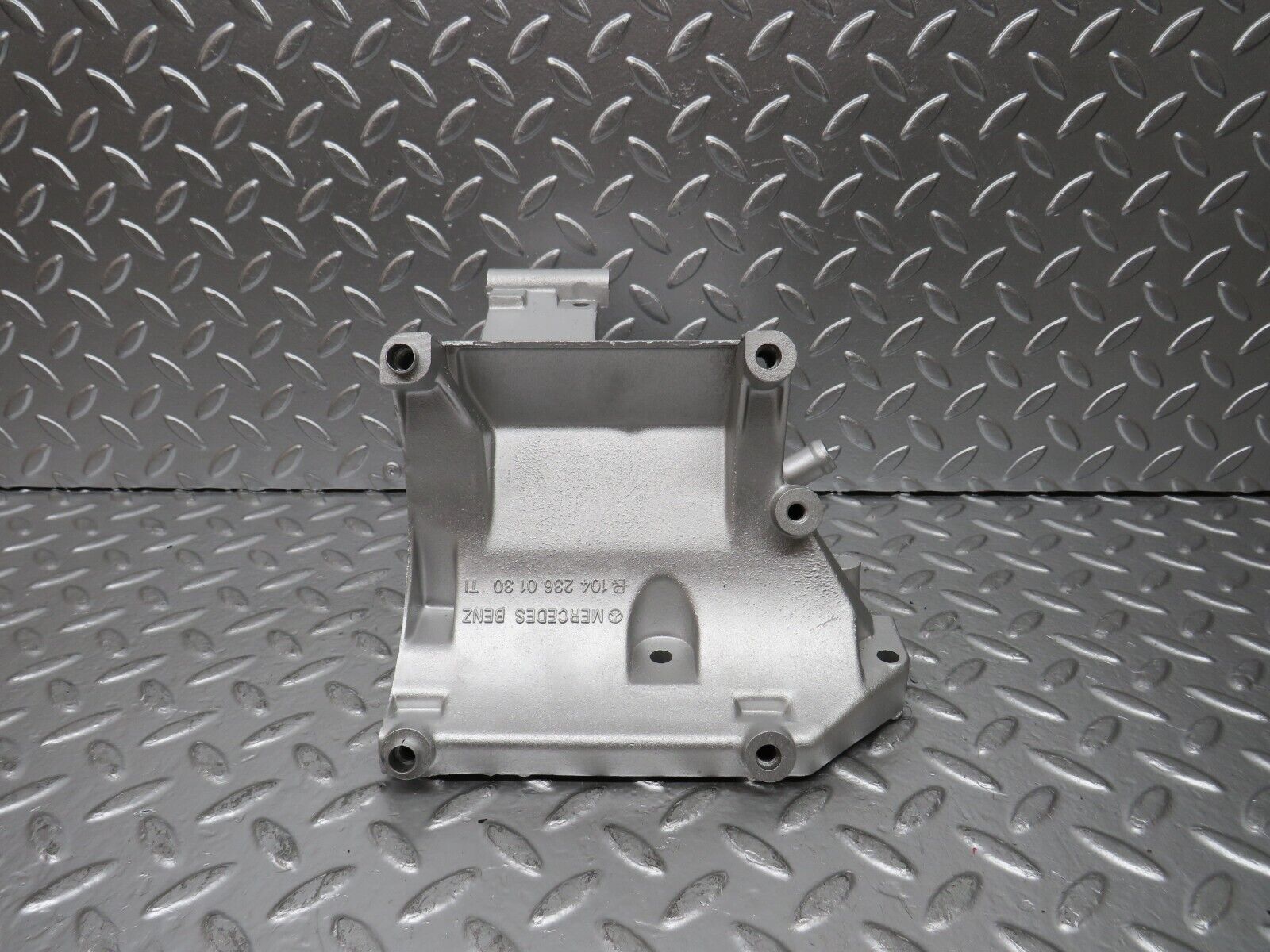 24991 Mercedes-Benz W140 S320 Air Con Compressor Bracket 1042360130