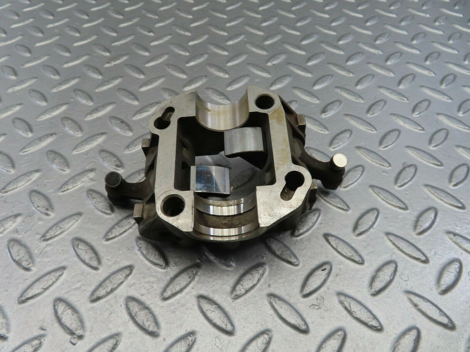 10075 Mercedes-Benz C123 230CE Coupe Rocker Arms Camshaft Bearing Block 1020510010