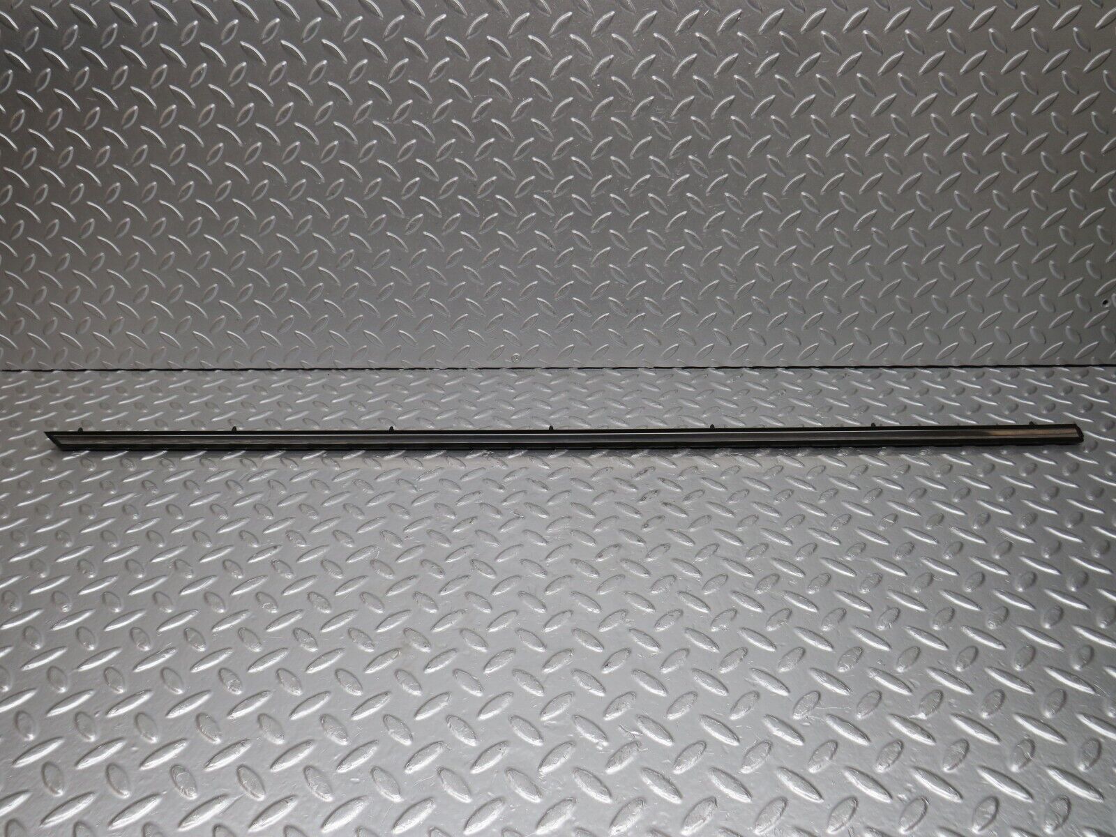 33630 Mercedes-Benz W123 Front Left Door Centre Moulding Trim