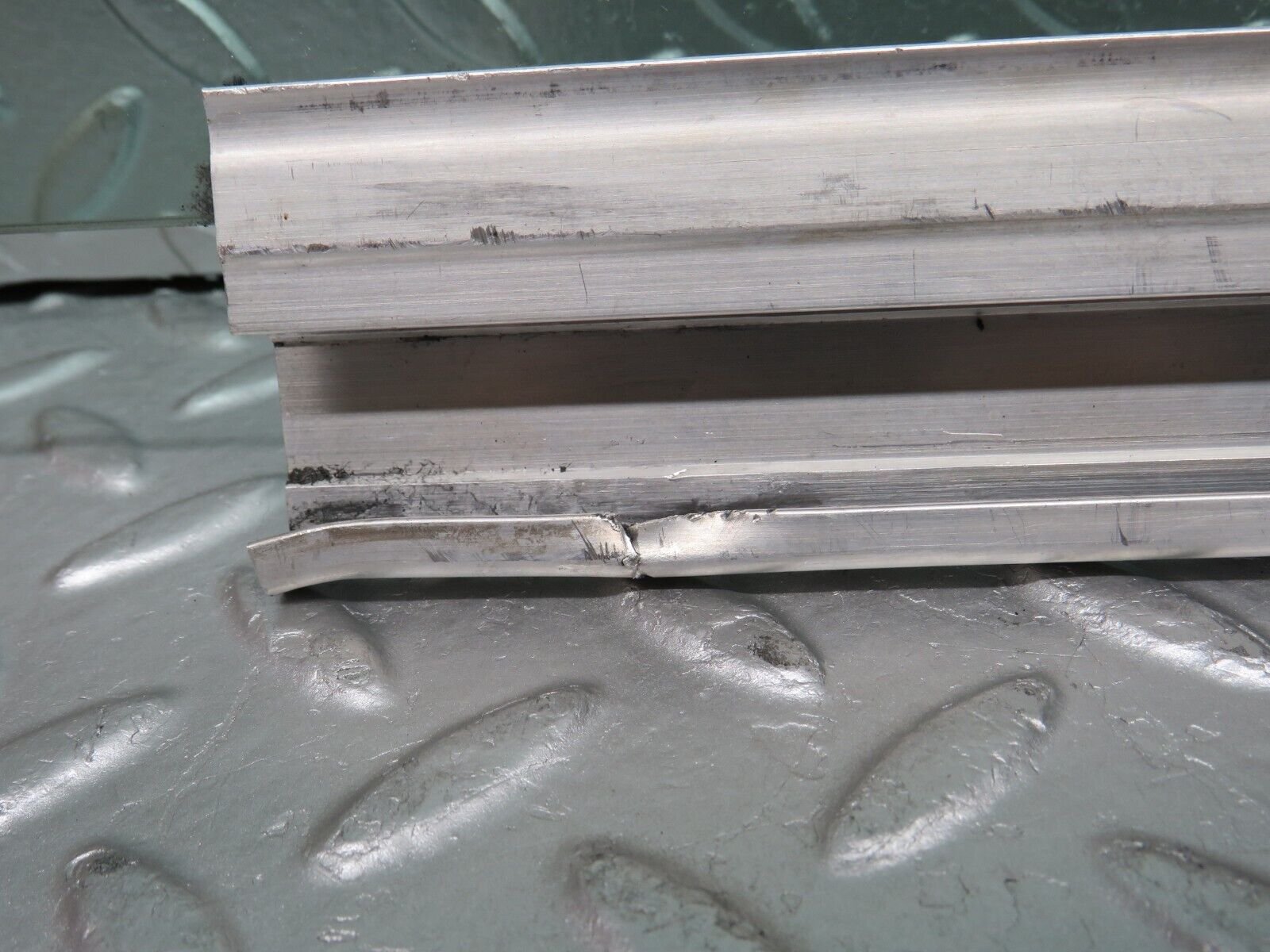 31475 Mercedes-Benz S124 220TE Wagon Front Left Door Window Glass