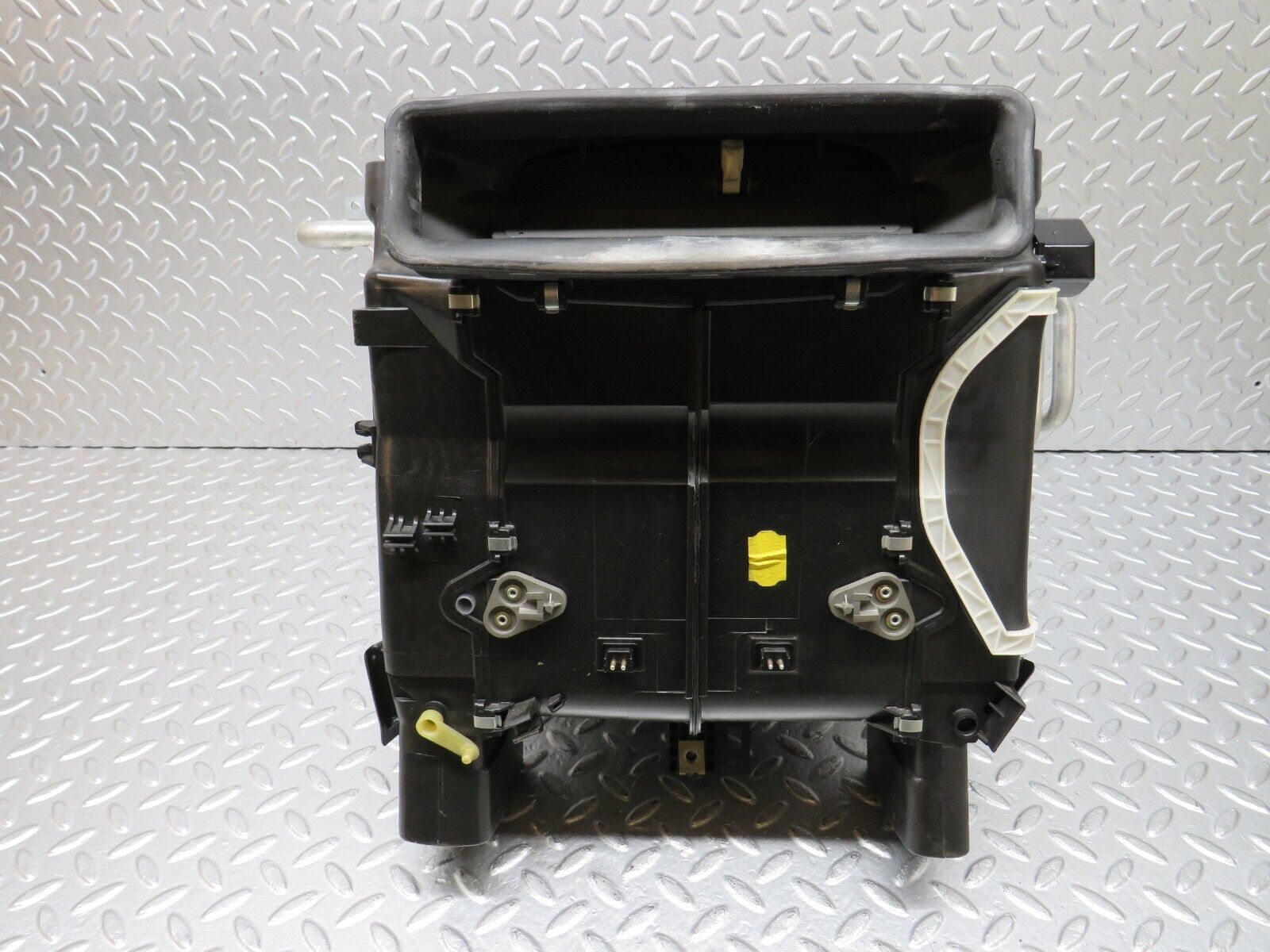 34235 Mercedes-Benz W124 260E Heater Box Blower Housing Behr 91.573.12.027