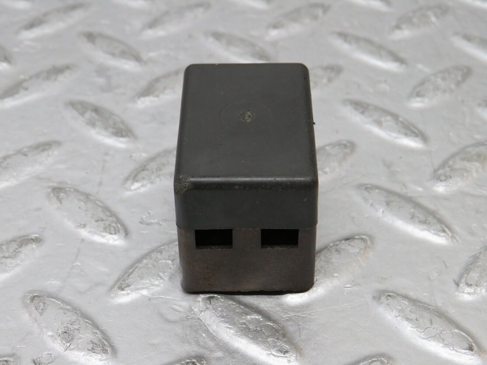 37322 Mercedes-Benz W109 300SEL Fuse Box Connector