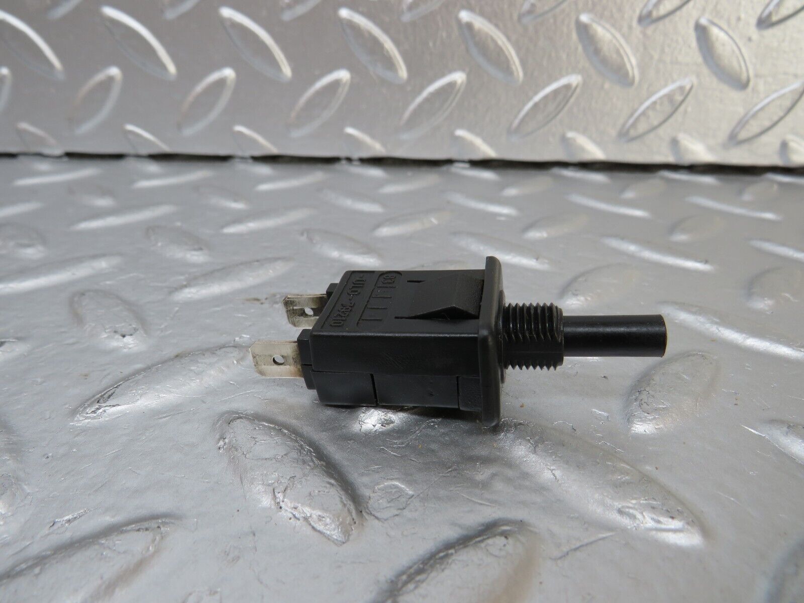 25526 Mercedes-Benz W123 200 Glove Box Light Switch 0008213252