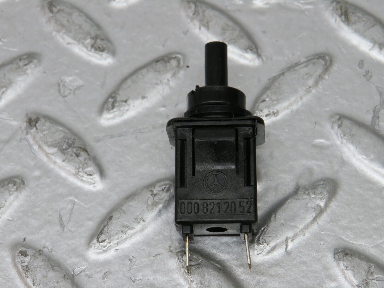 26207 Mercedes-Benz W116 450SE Door Contact Switch 0008212852