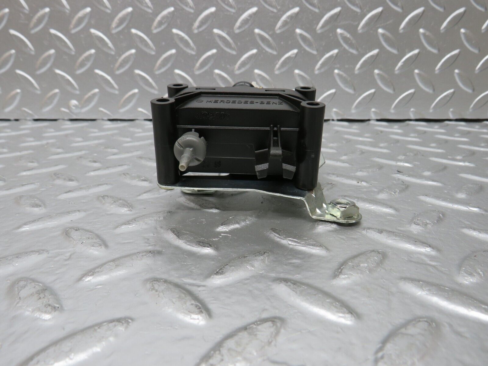 24933 Mercedes-Benz W140 S320 Trunk Lock Vacuum Actuator