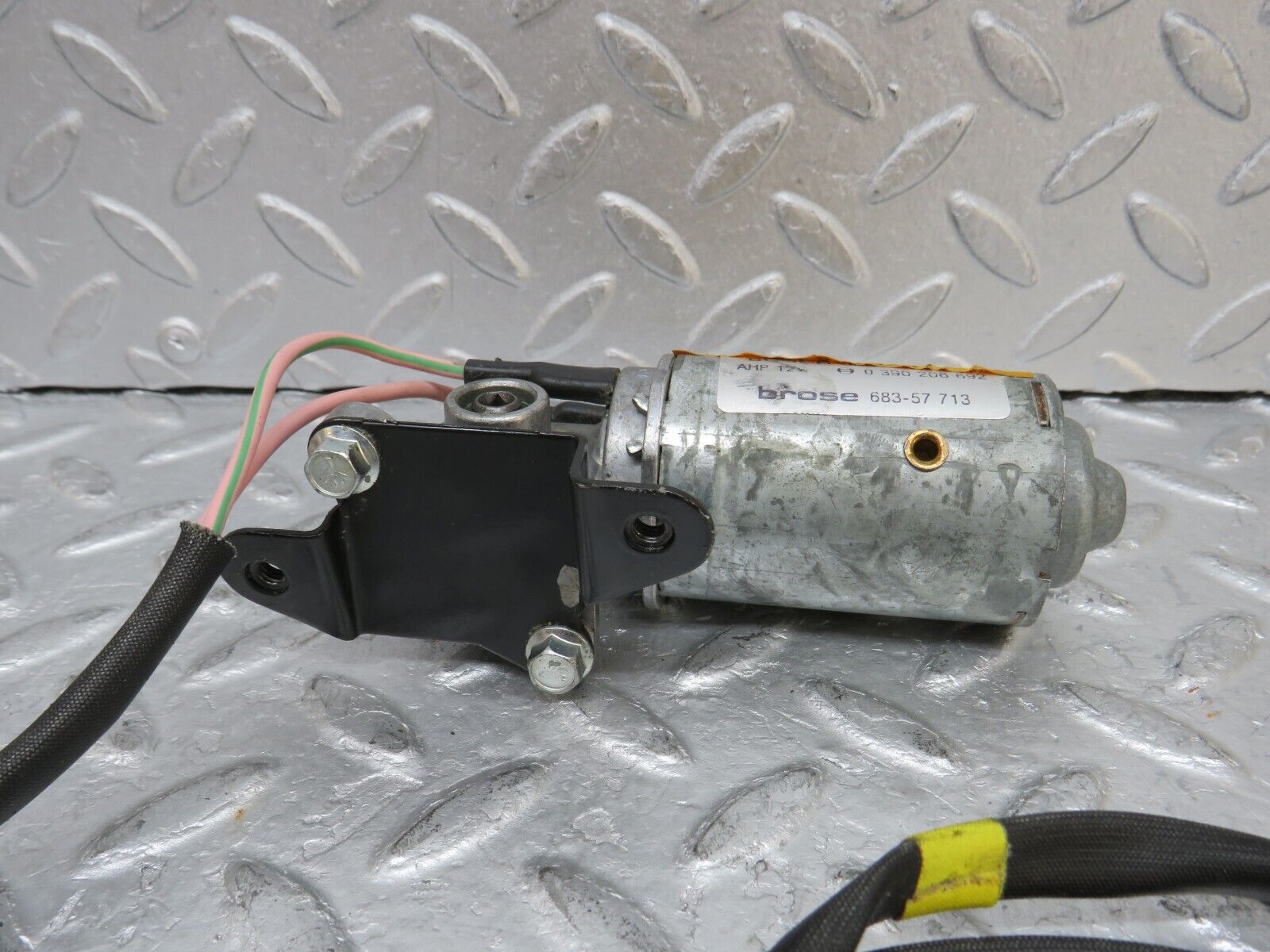 37067 Mercedes-Benz C126 420SEC Coupe Headrest Adjustment Motor Left Side