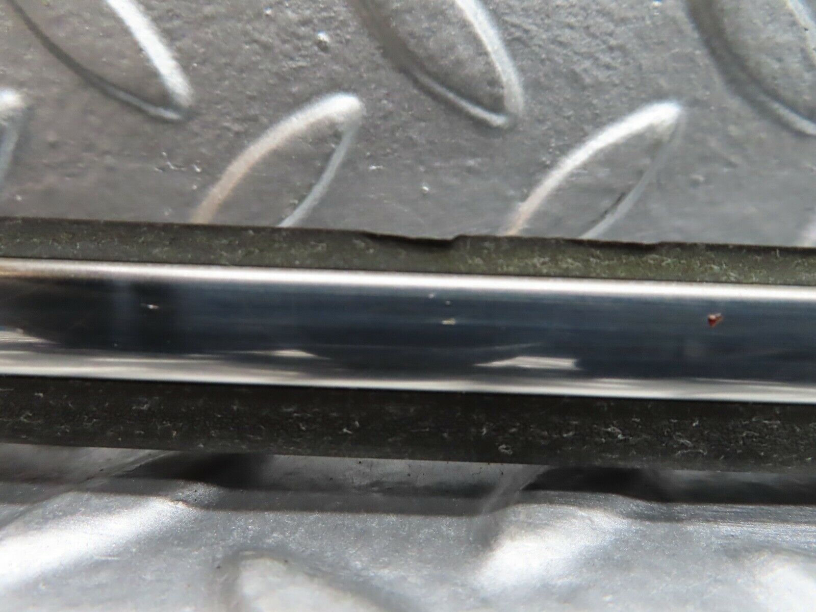 21102 Mercedes-Benz W123 230E Front Left Fender Wing Centre Moulding Trim