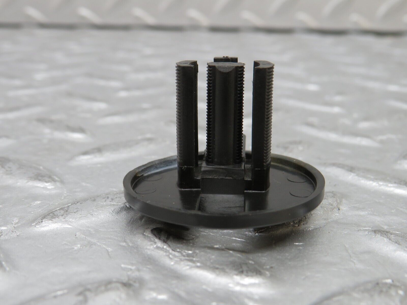 37814 Mercedes-Benz A124 320E Cabriolet Radiator Fan Shroud Holder 2x