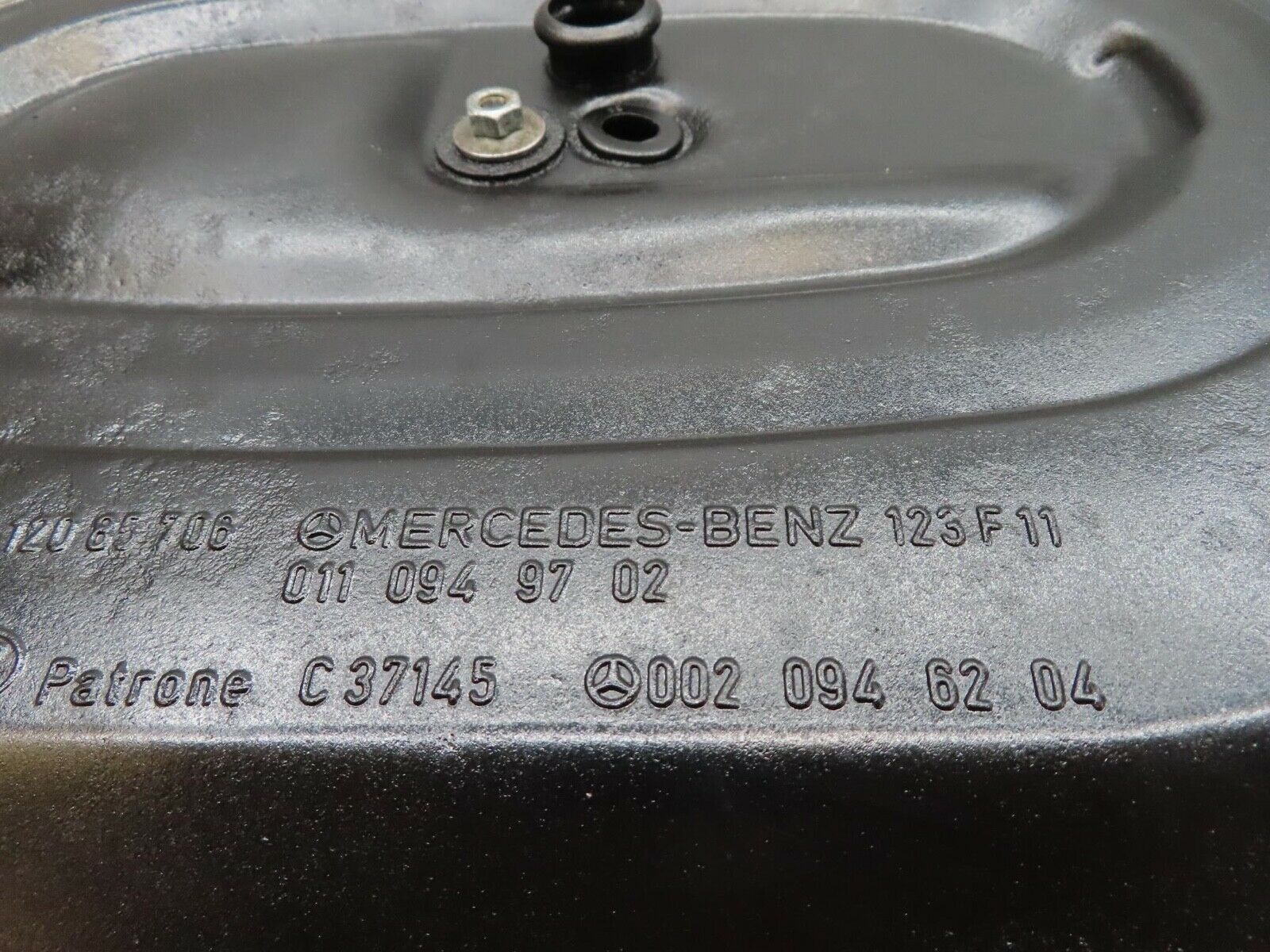 15893 Mercedes-Benz W123 280E Air Filter Box Housing 0110949702