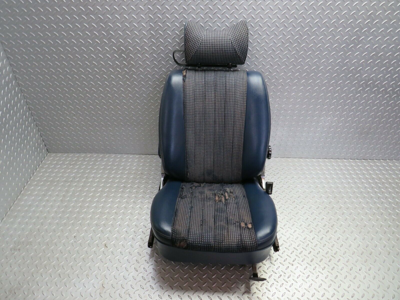 23760 Mercedes-Benz C107 450SLC Coupe Front Right Seat Blue Half Leather