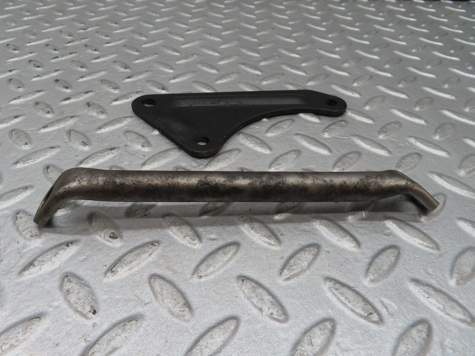 16975 Mercedes-Benz C123 280CE Coupe Power Steering Pump Bracket