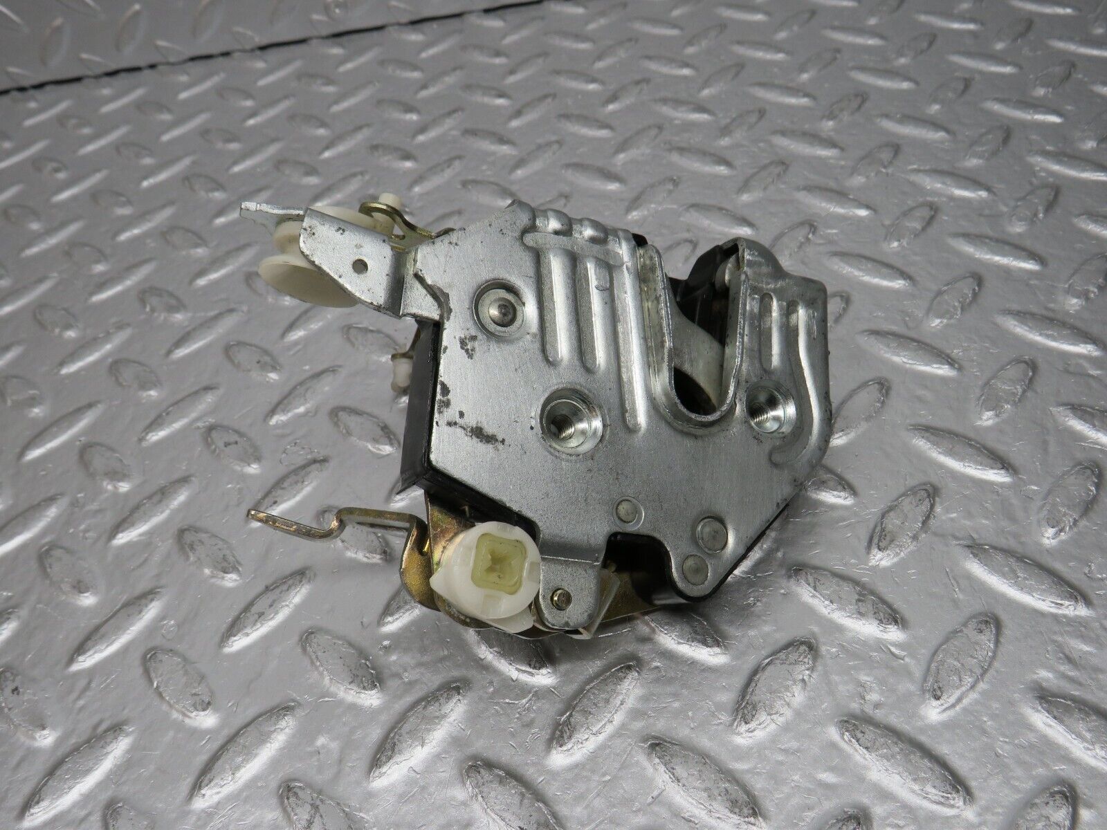 32453 Mercedes-Benz S124 300TE Wagon Front Left Door Lock Mechanism