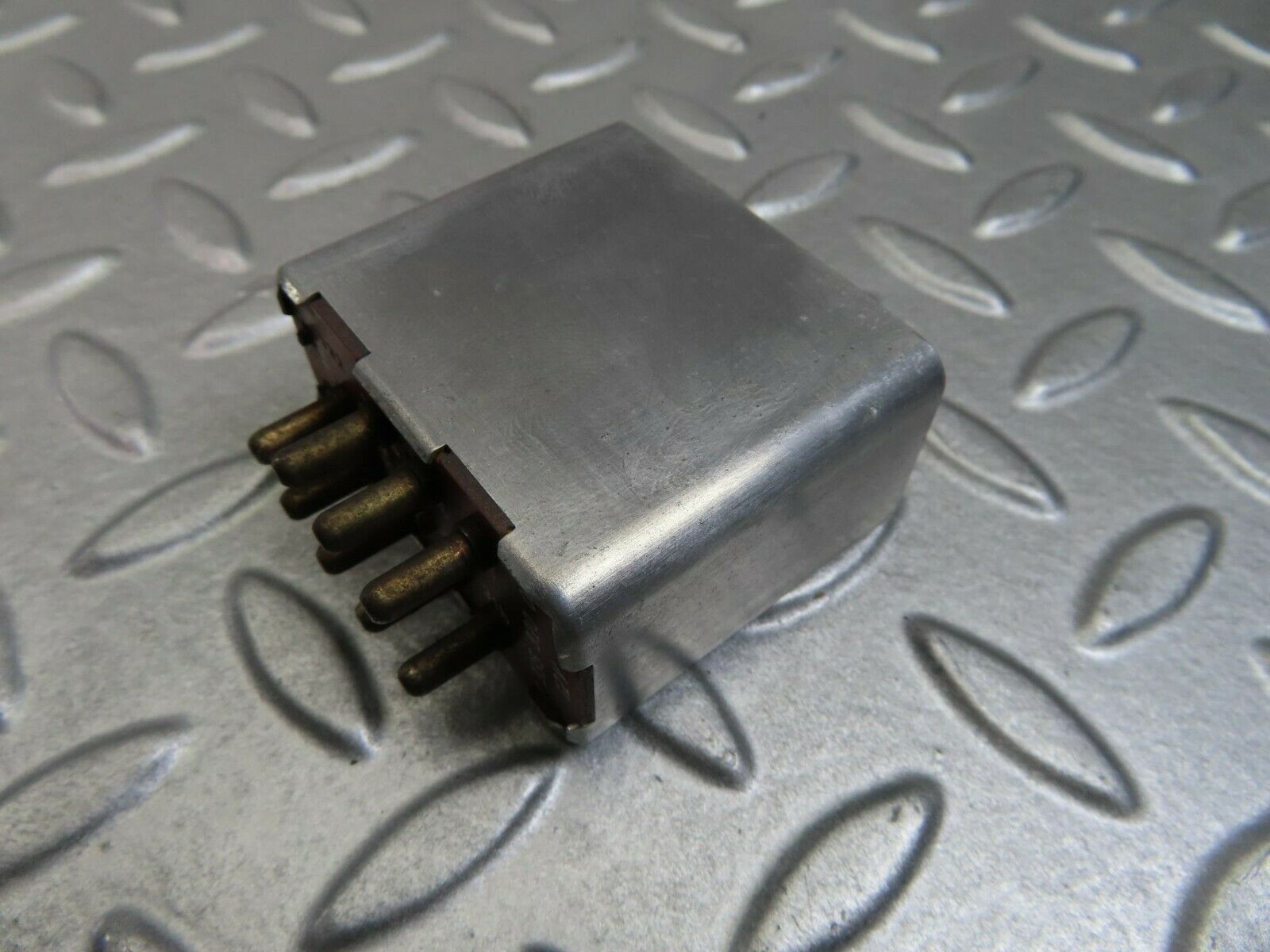 8222 Mercedes-Benz C107 Wiper Control Relay Bosch 0335320010