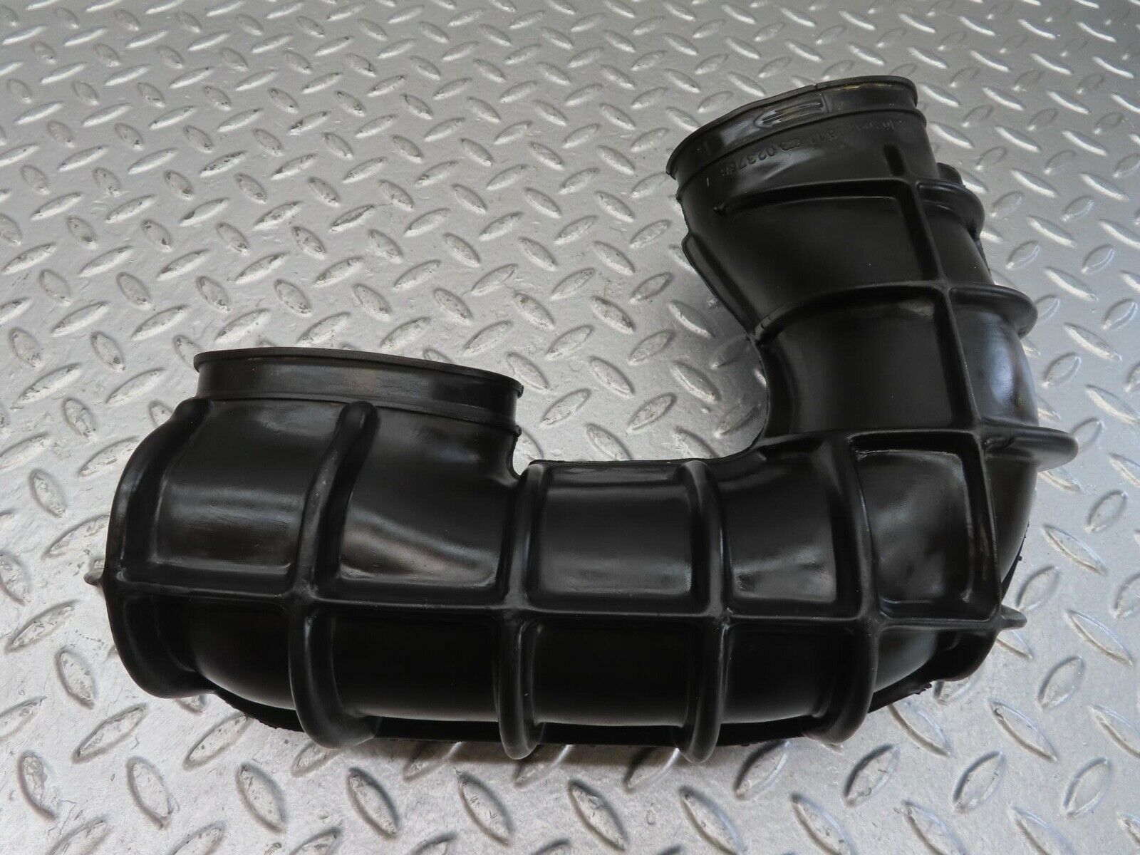 13516 Mercedes-Benz W123 200 Carburettor Air Intake Pipe Hose 1020940811