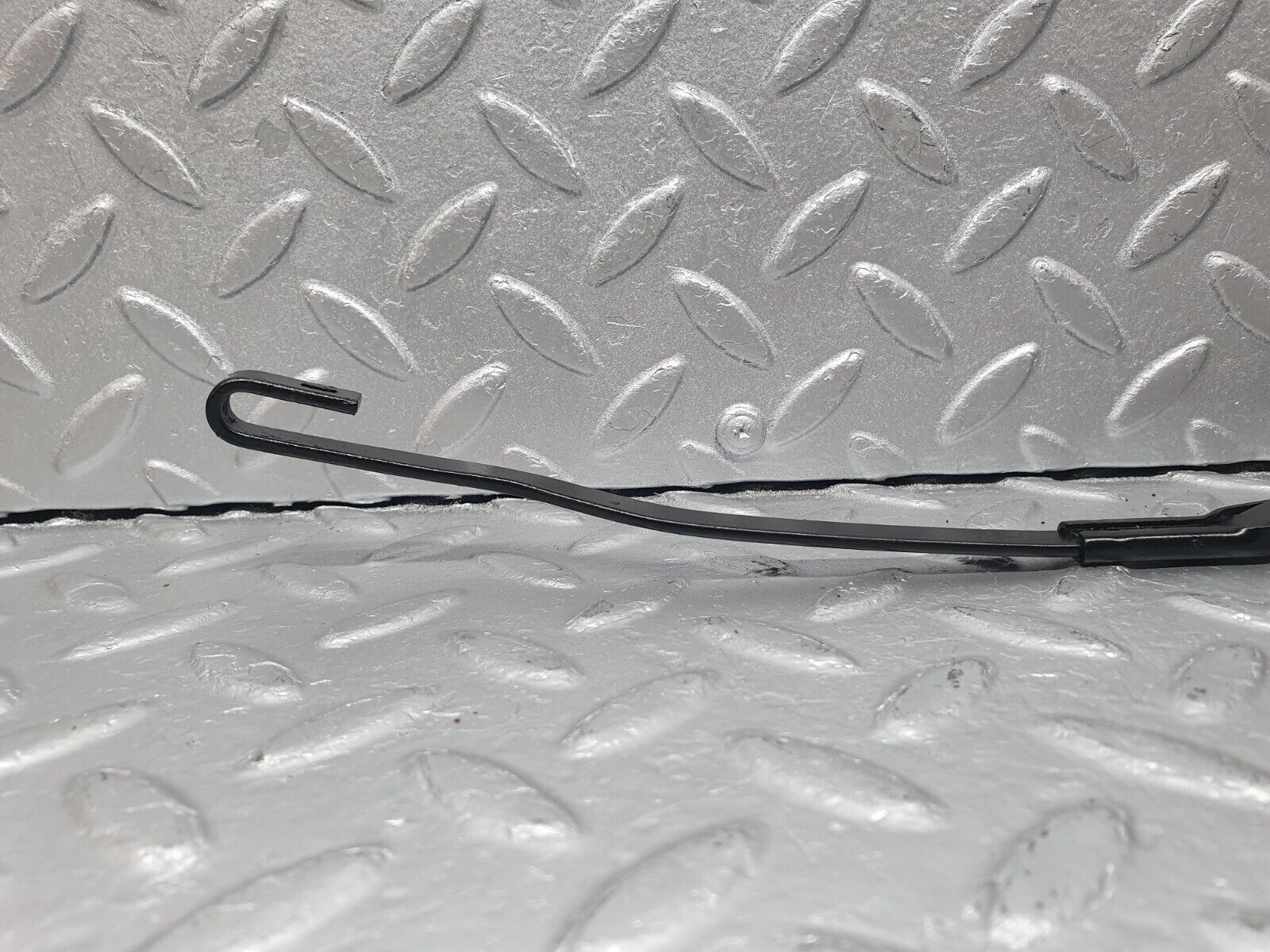 40731 Mercedes-Benz W123 300D Wiper Arm Bosch Left Side 3399990553