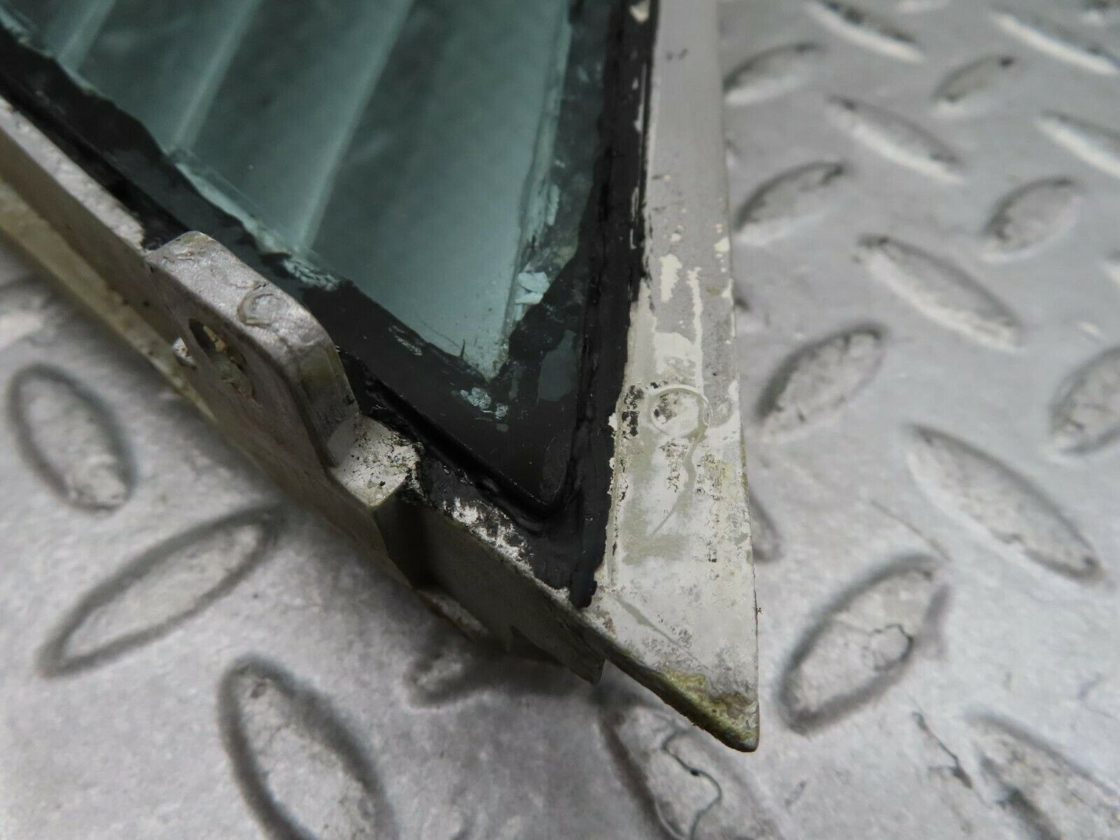 16585 Mercedes-Benz C107 380SLC Side Window Louvre Rear Right