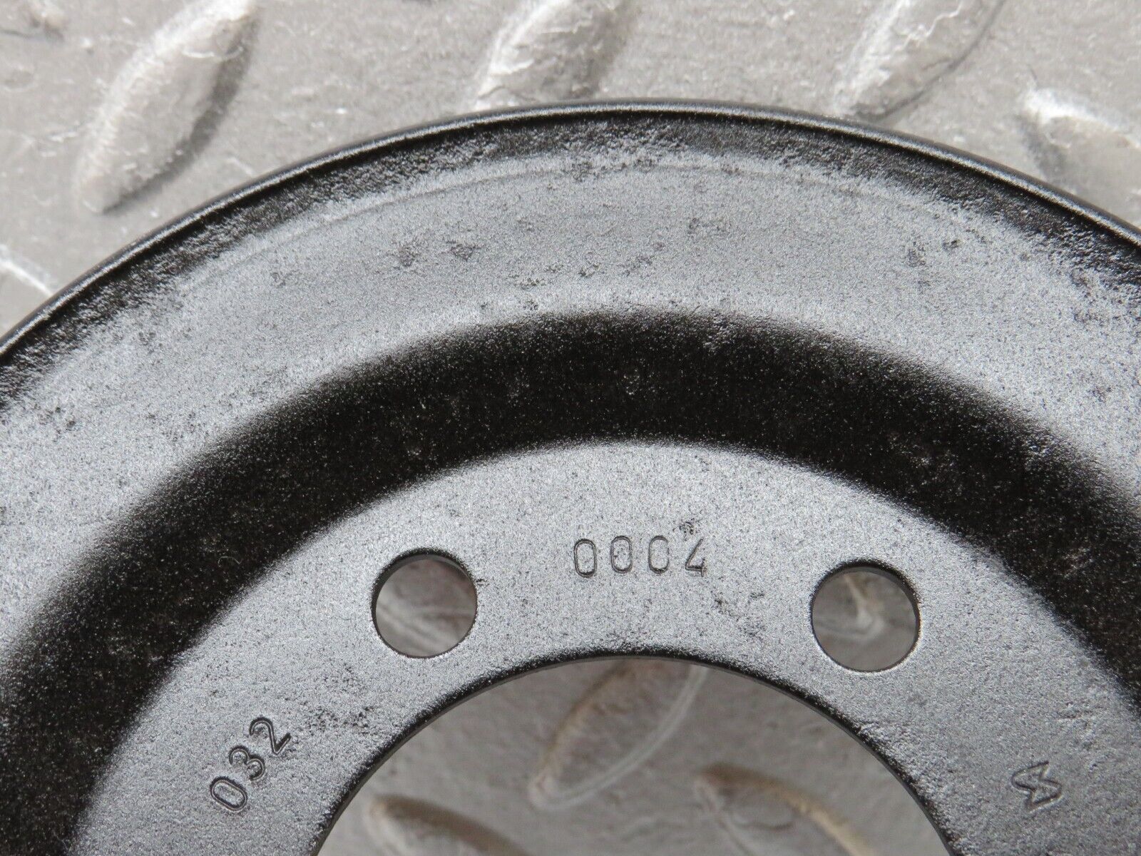 38102 Mercedes-Benz A124 320E Cabriolet Crankshaft Pulley 1040320004