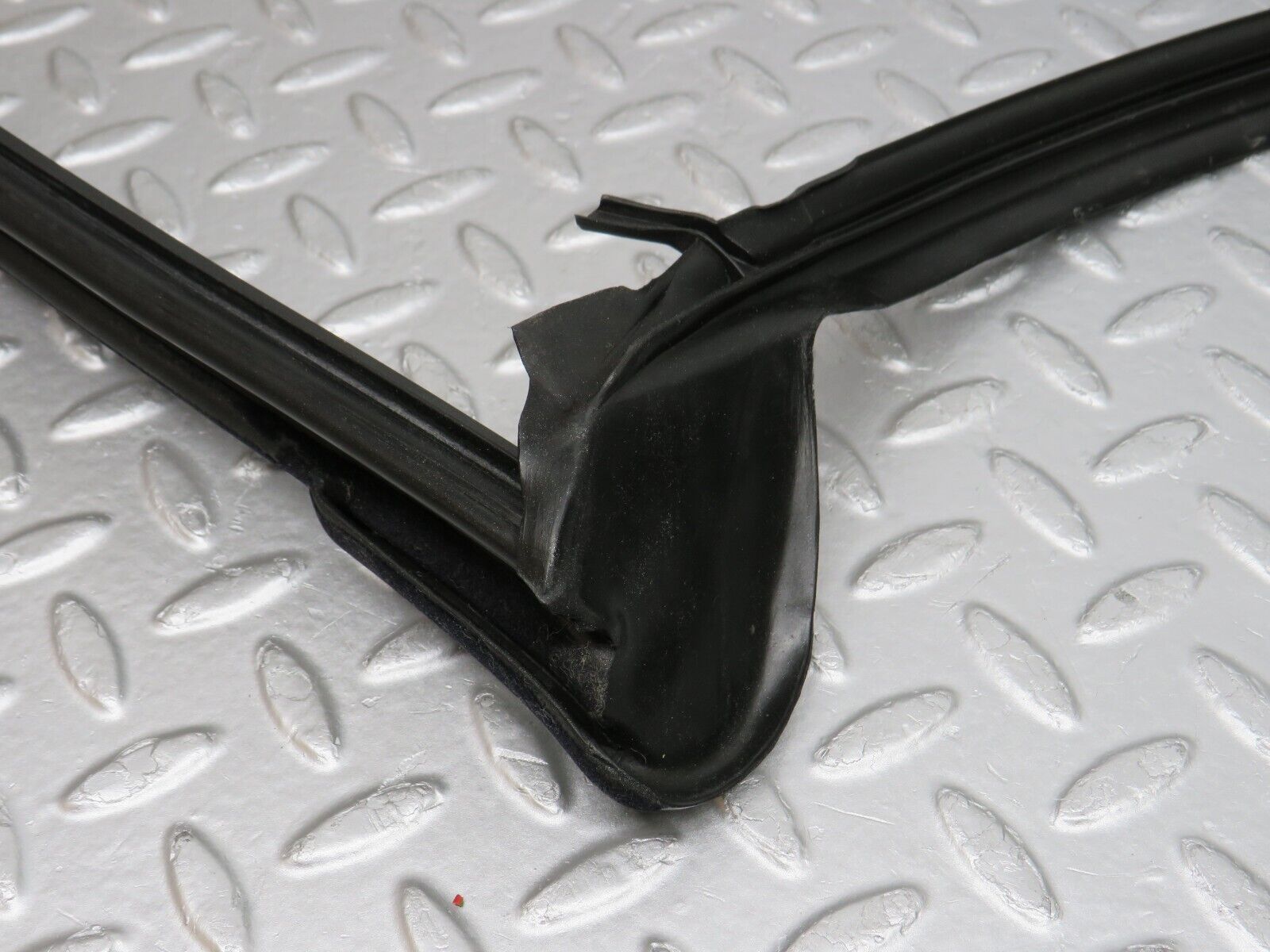 38606 Mercedes-Benz R129 280SL Coupe Front Windscreen Rubber Seal