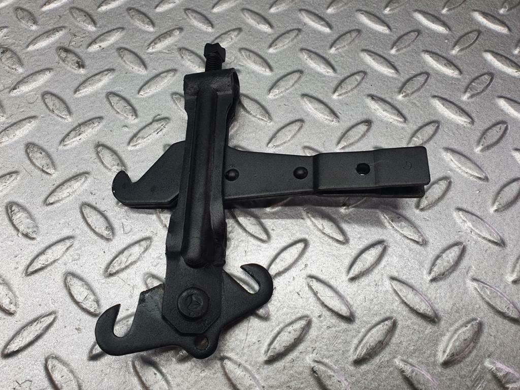 13548 Mercedes-Benz W123 200 Handbrake Adjusting Handbrake Regulator