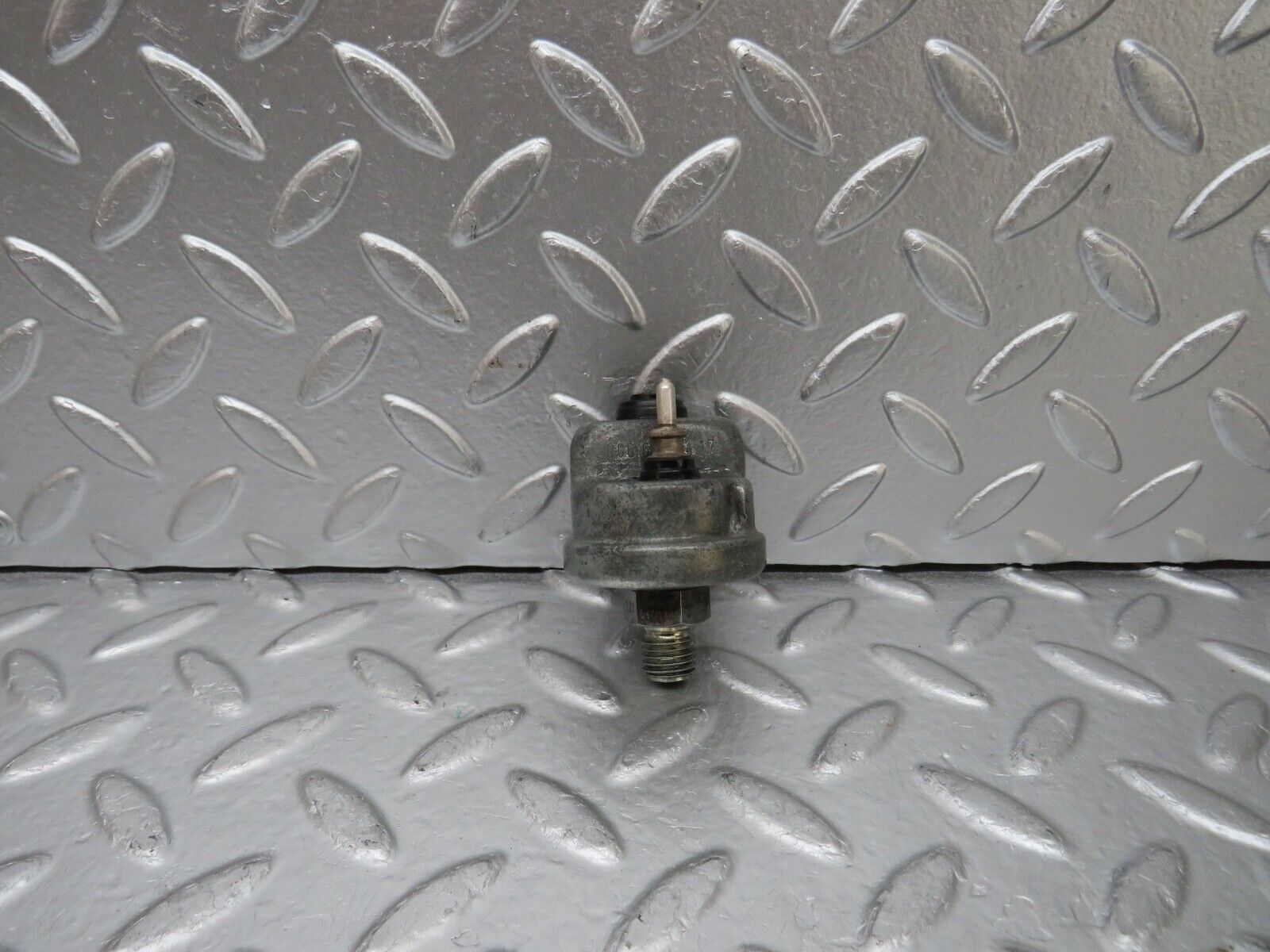 25515 Mercedes-Benz W123 200 Oil Pressure Sensor 0065429417