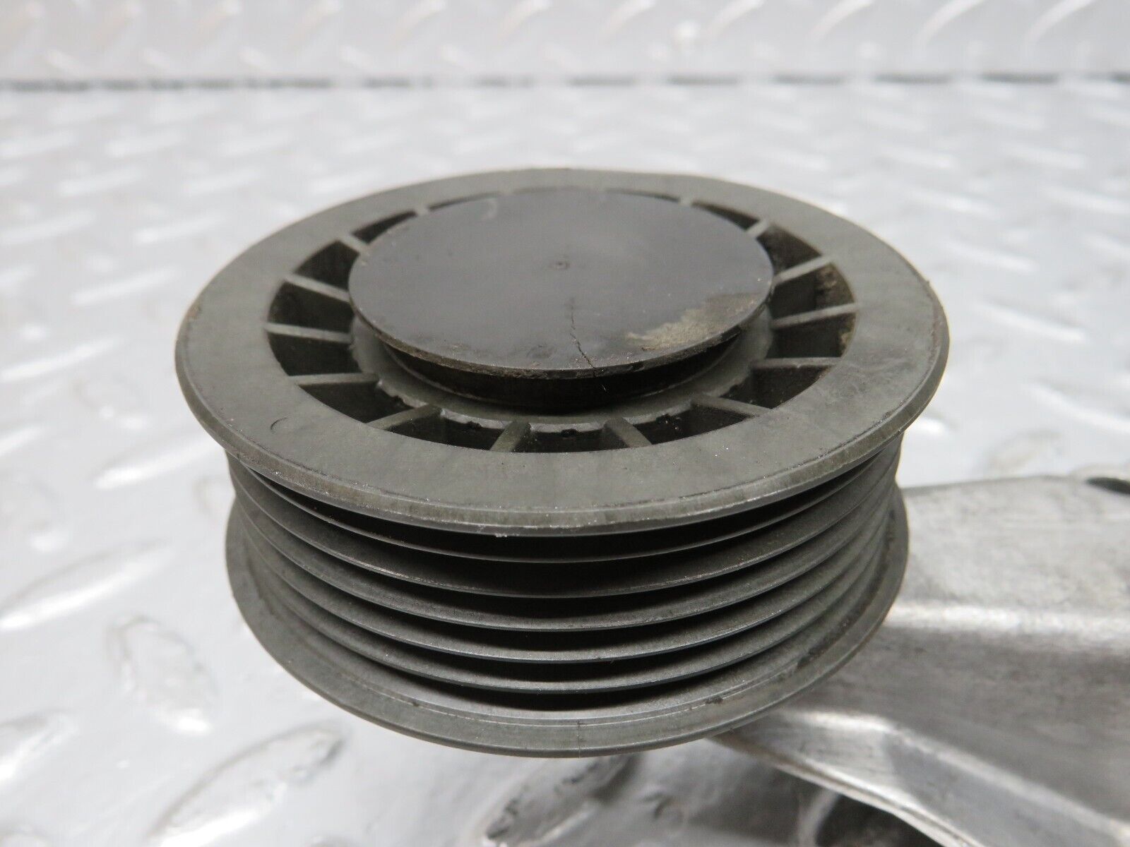 32626 Mercedes-Benz S124 300TE Engine Cooling Fan Clutch Bracket 1032050805