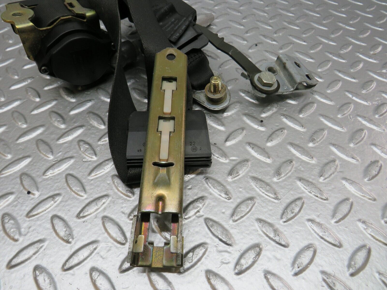 25176 Mercedes-Benz W201 190D Front Left Seat Belt With Buckle 2018606785